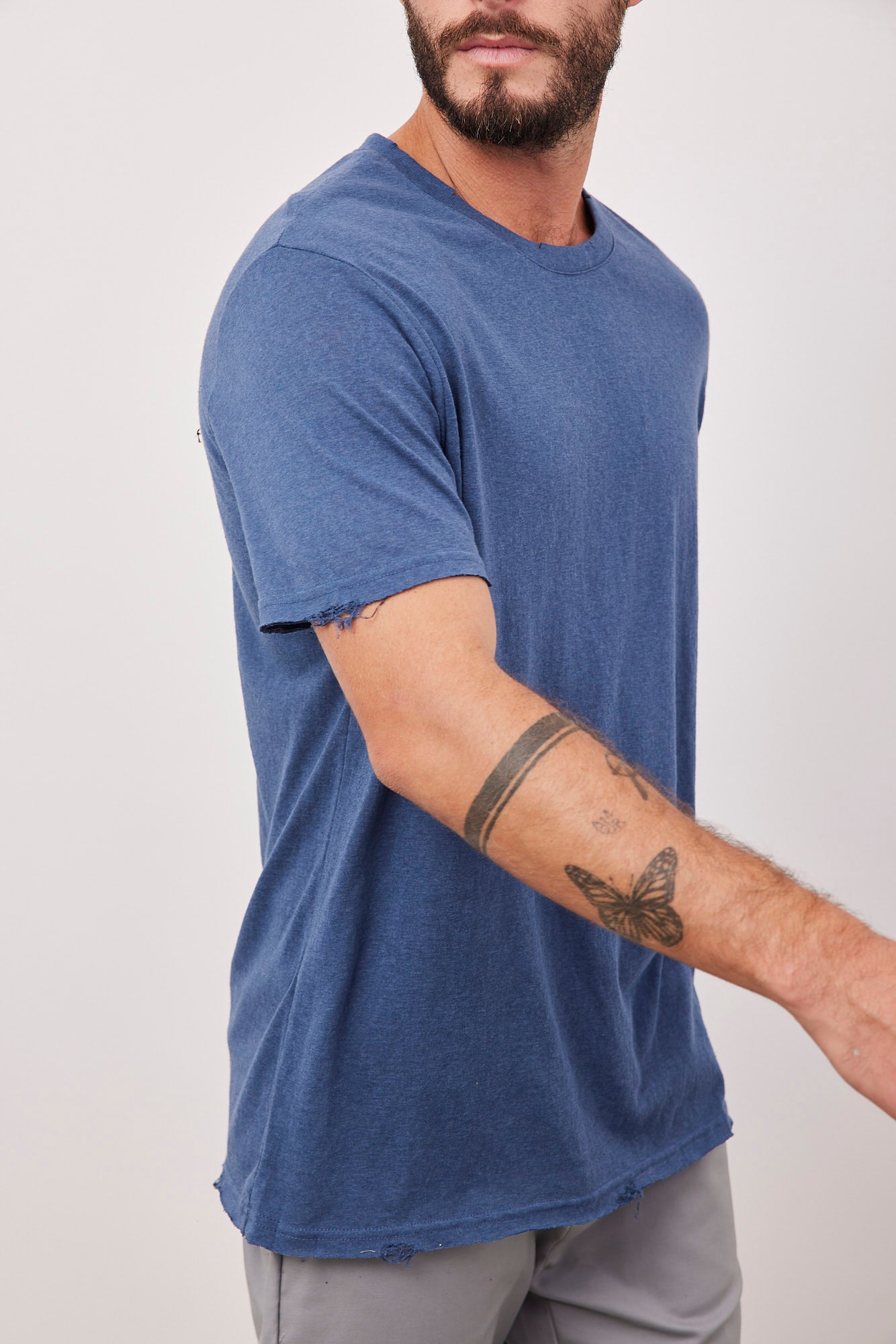 חולצה קצרה בגימור קרעים - ITAY BRANDS