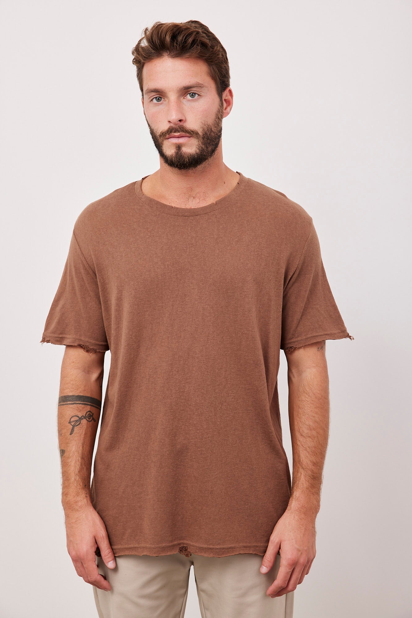 חולצה קצרה בגימור קרעים - ITAY BRANDS