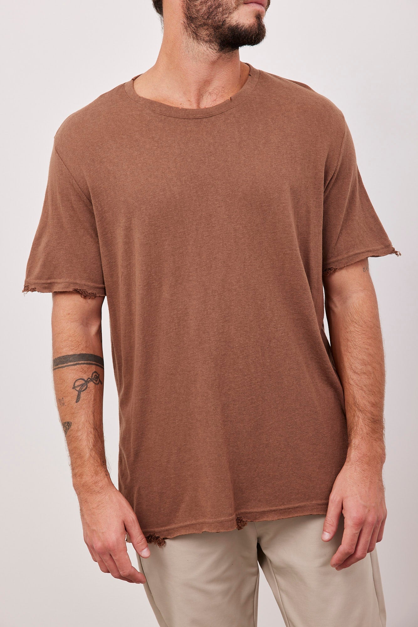 חולצה קצרה בגימור קרעים - ITAY BRANDS