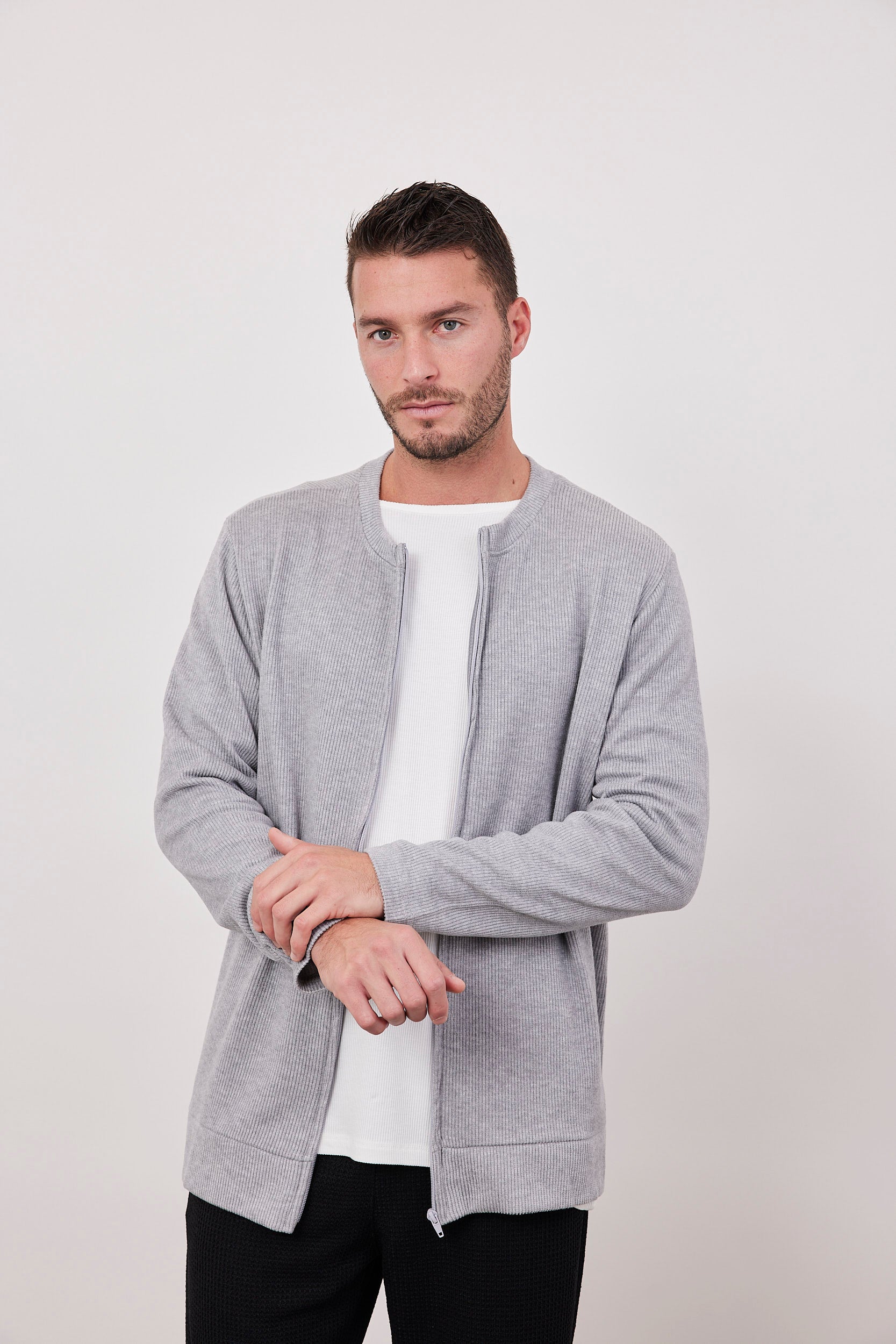 סריג קרדיגן בשילוב רוכסן