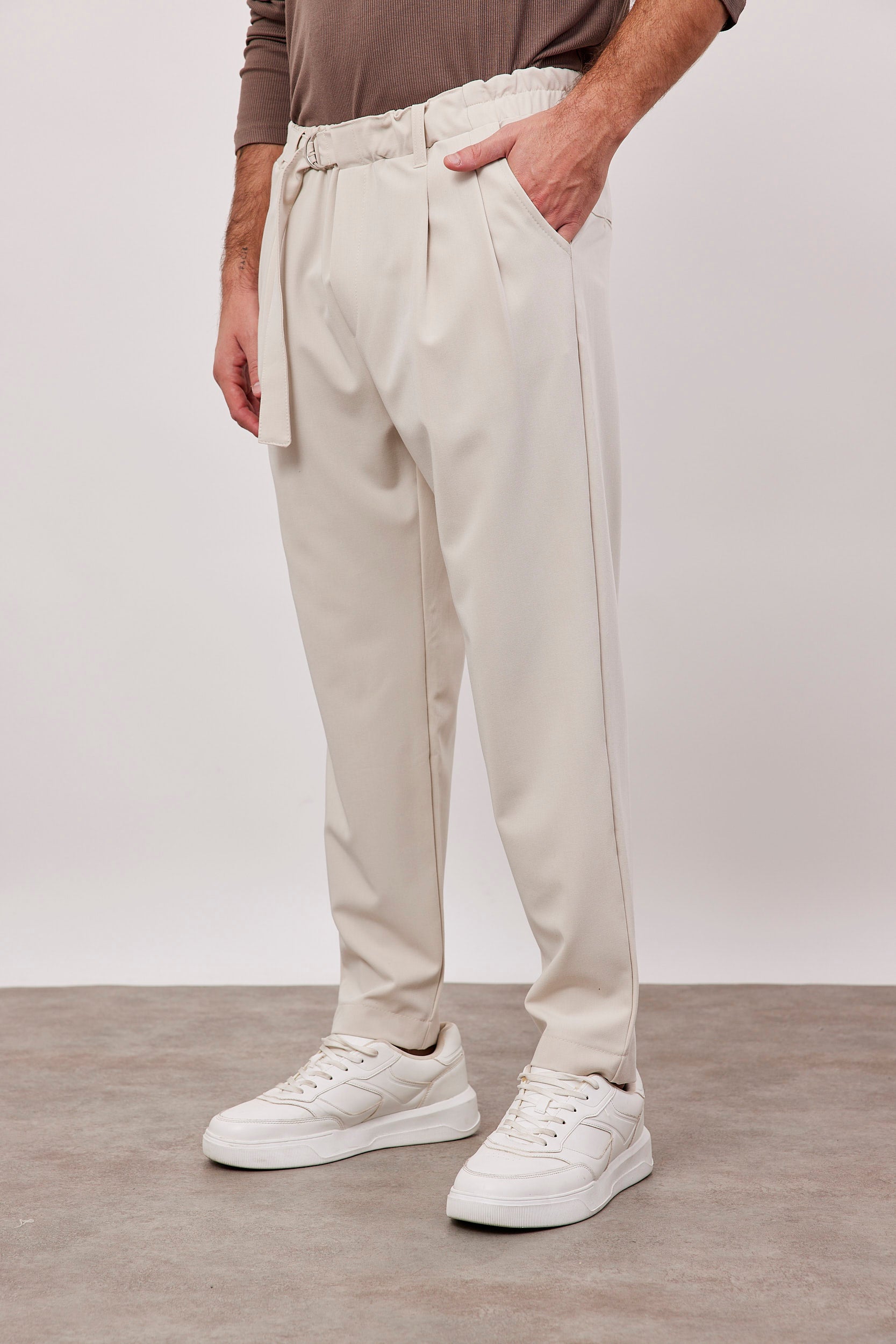 מכנסיים מחוייטים עם קפלים