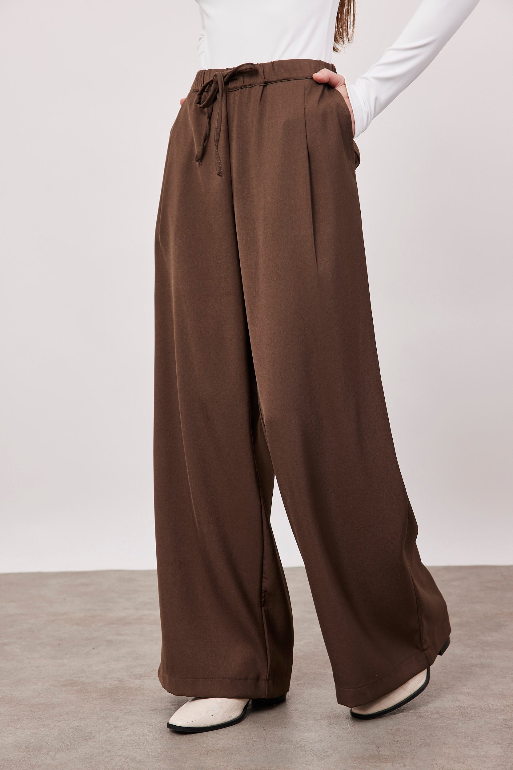 מכנס מחוייט מתרחב עם קשירה