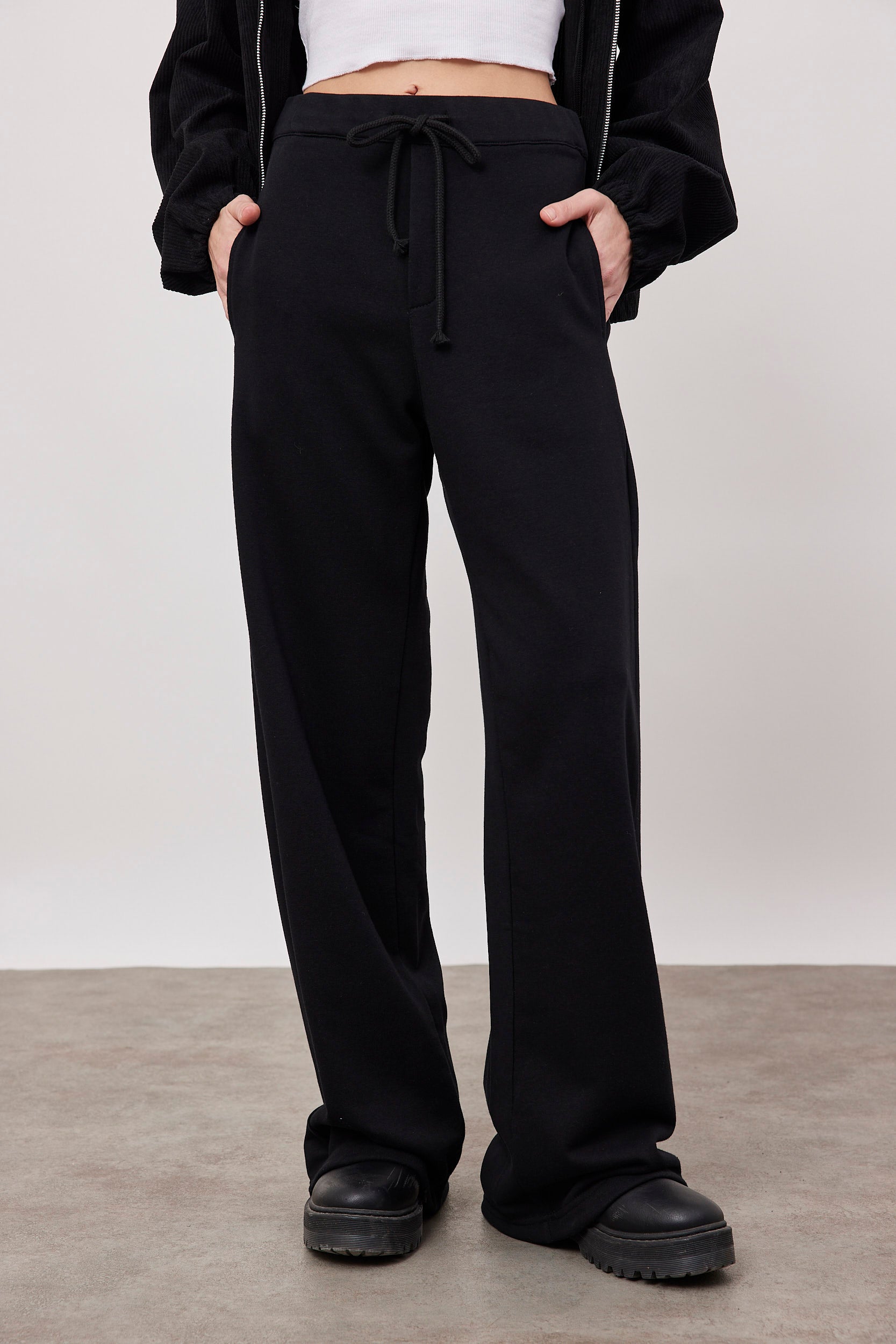 מכנסי טרנינג מתרחבים