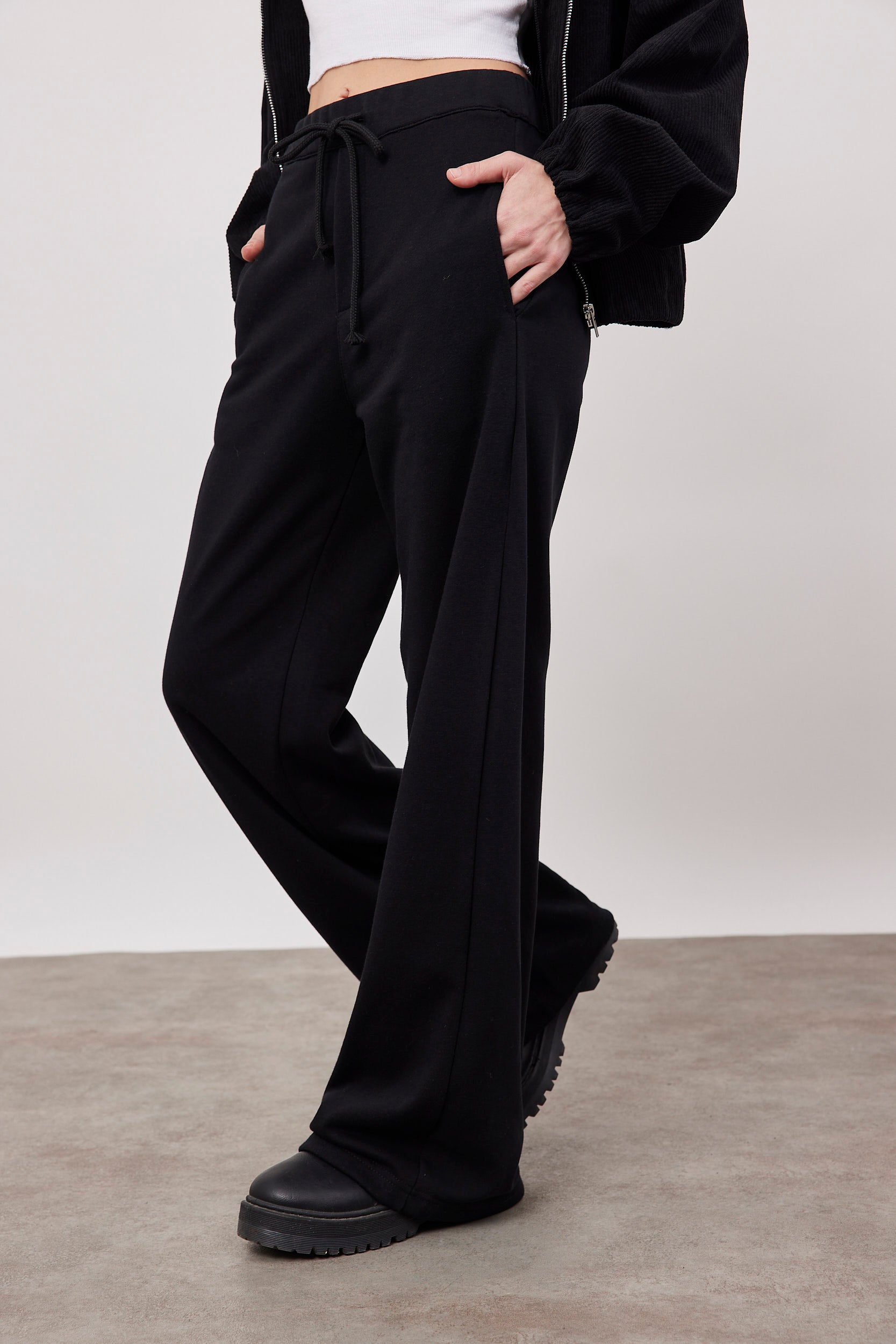 מכנסי טרנינג מתרחבים