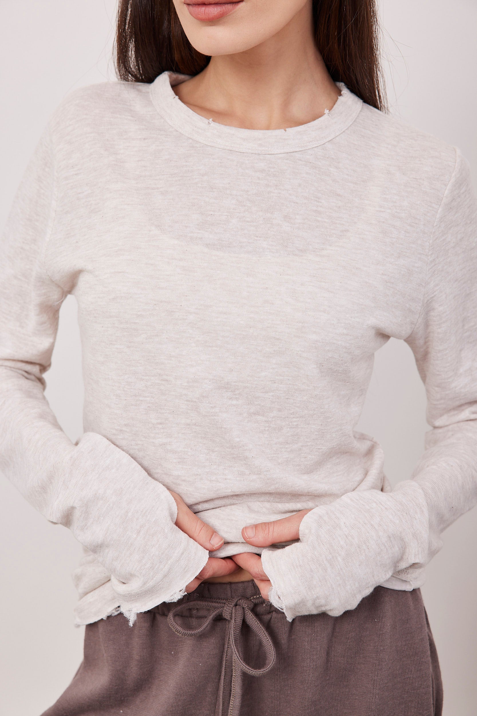 חולצה ארוכה בסיומת פרומה עם שרוול כפפה