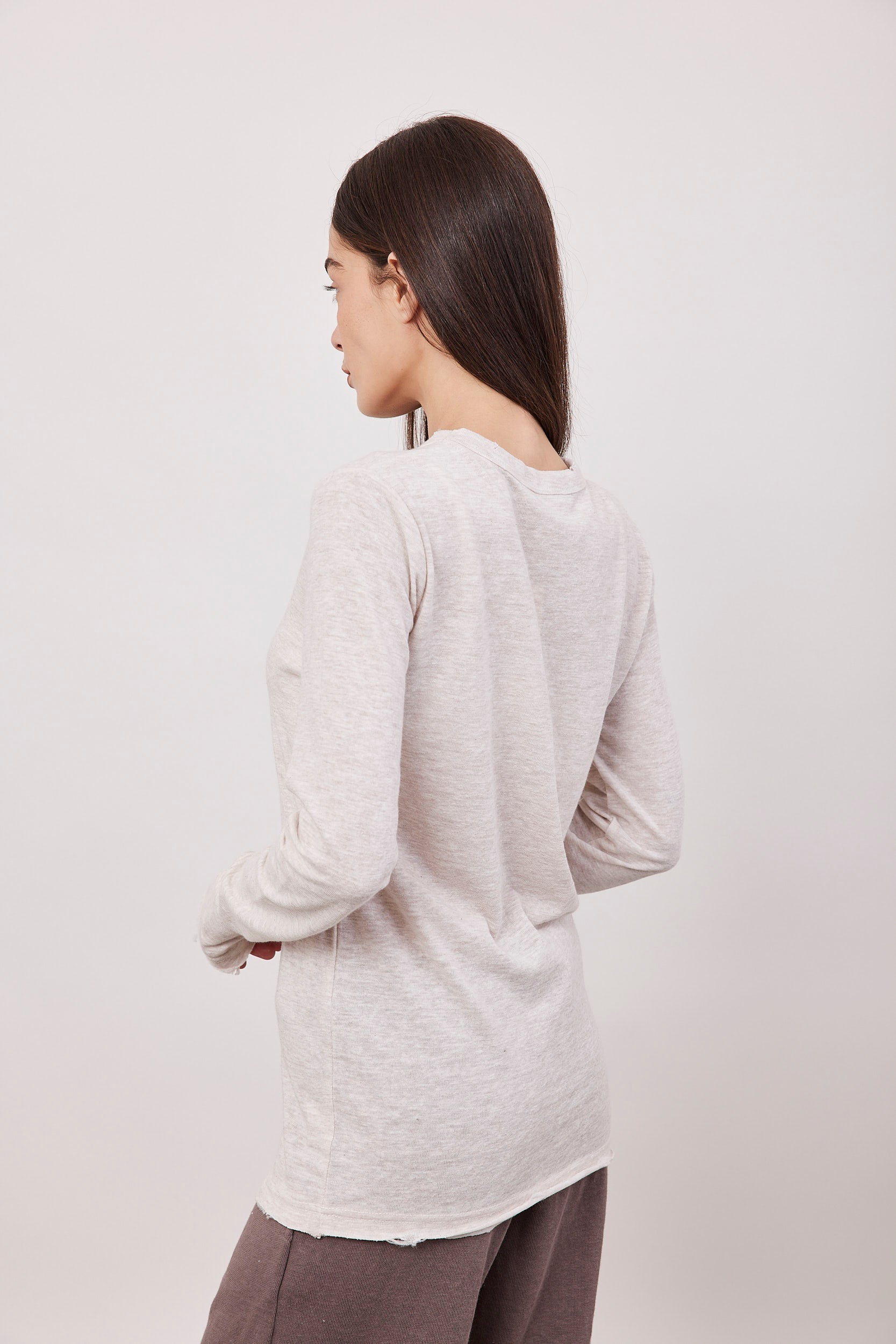 חולצה ארוכה בסיומת פרומה עם שרוול כפפה