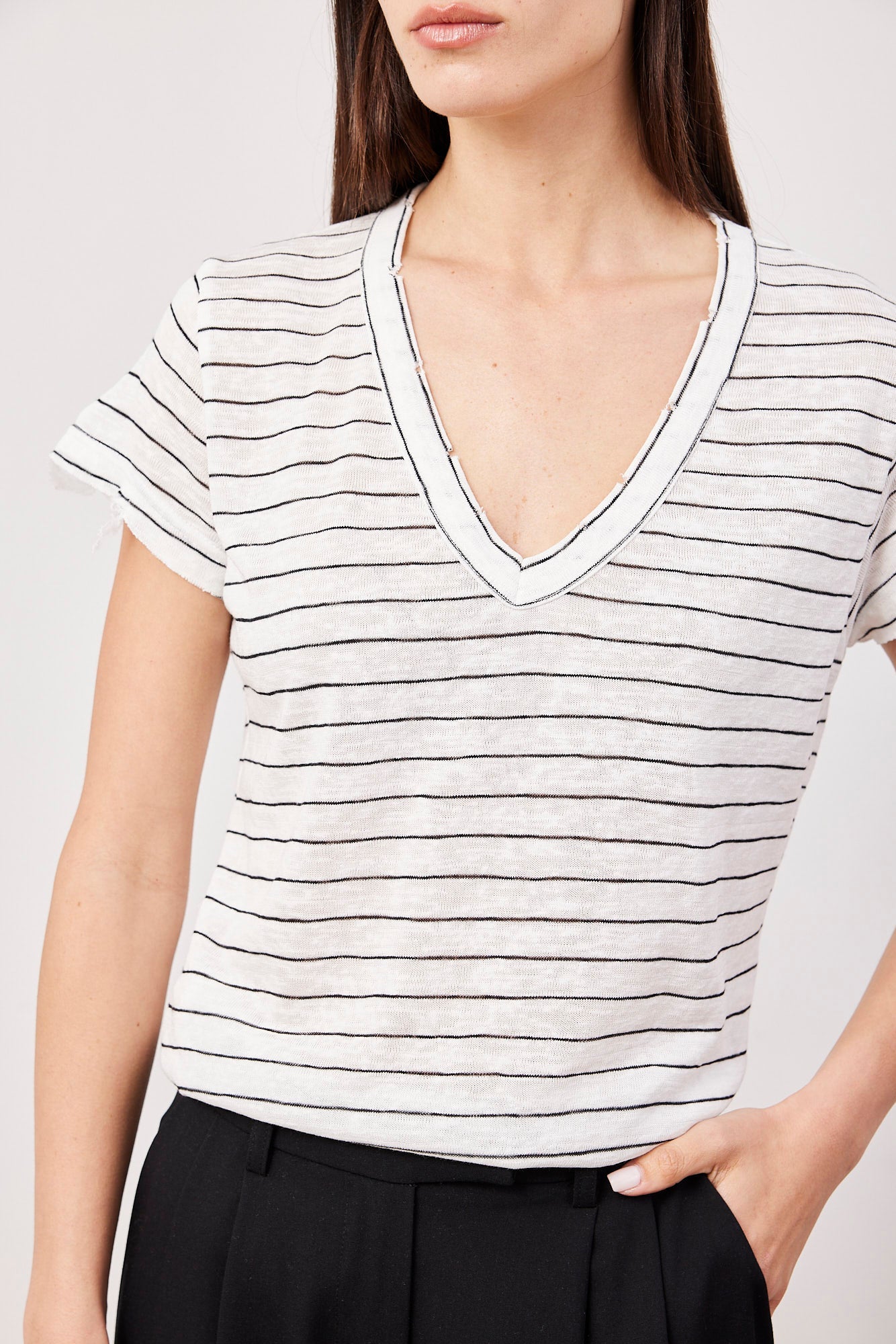 טי-שרט וי פסים עם קרעים - ITAY BRANDS