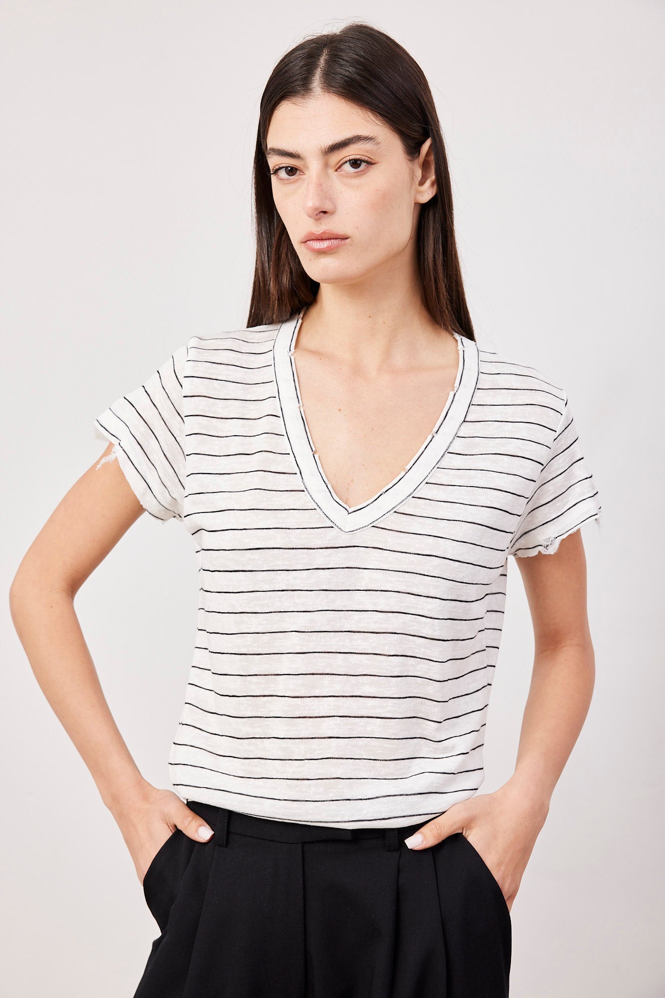 טי-שרט וי פסים עם קרעים - ITAY BRANDS