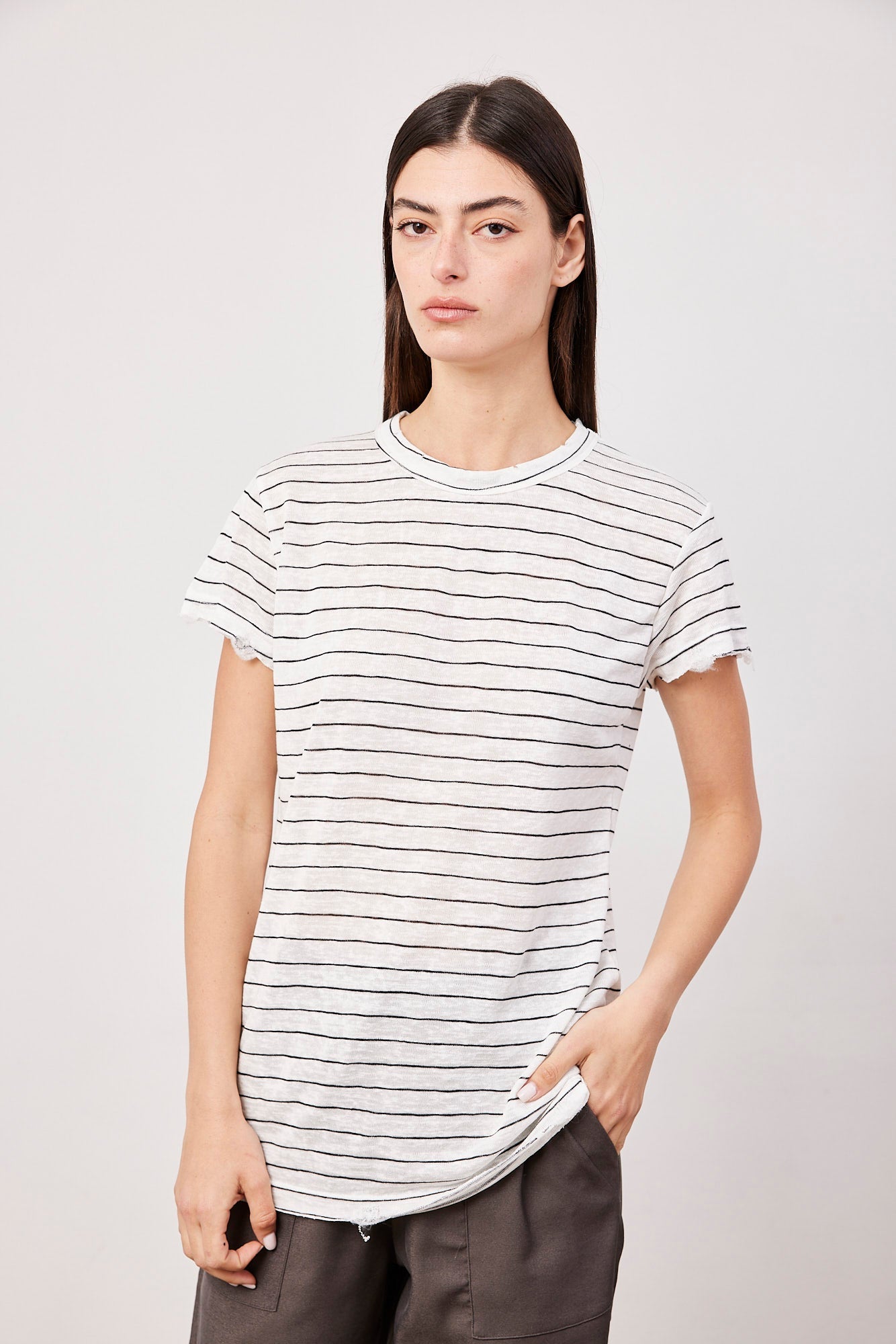 טי-שרט פסים במראה פשתן עם קרעים - ITAY BRANDS