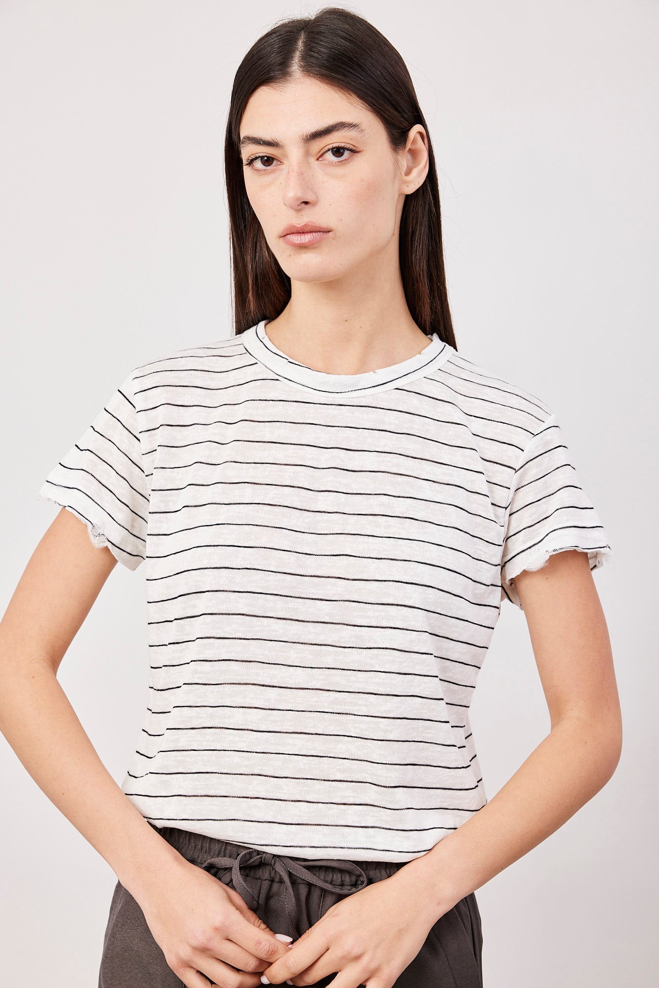 טי-שרט פסים במראה פשתן עם קרעים - ITAY BRANDS