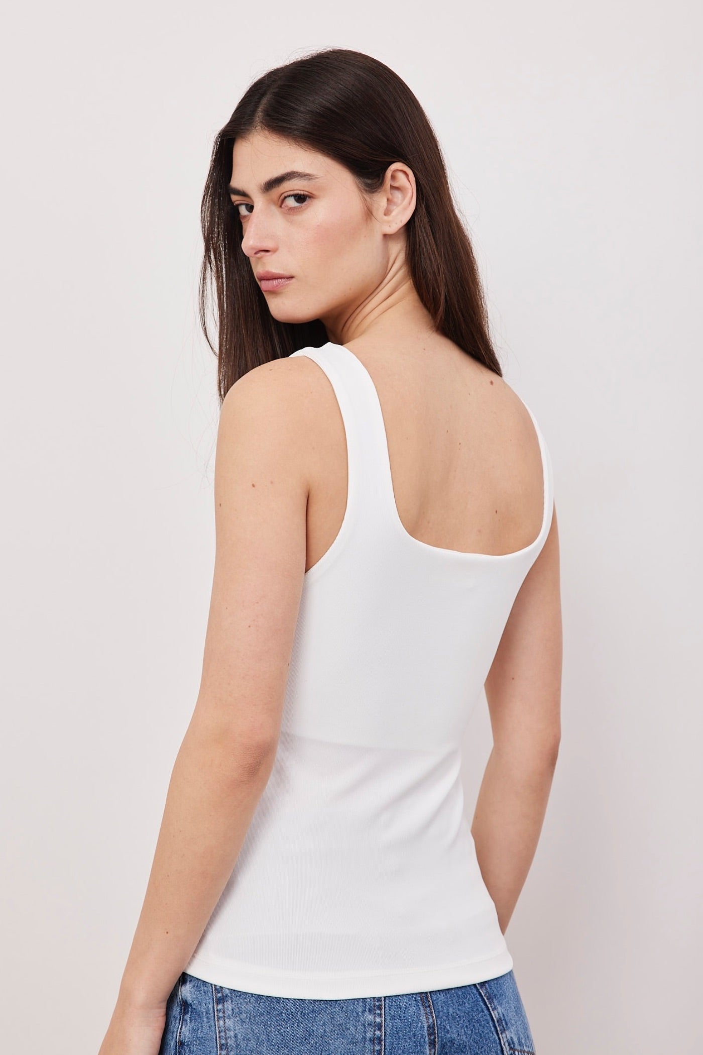 גופיה מחטבת עם מחשוף מרובע - ITAY BRANDS