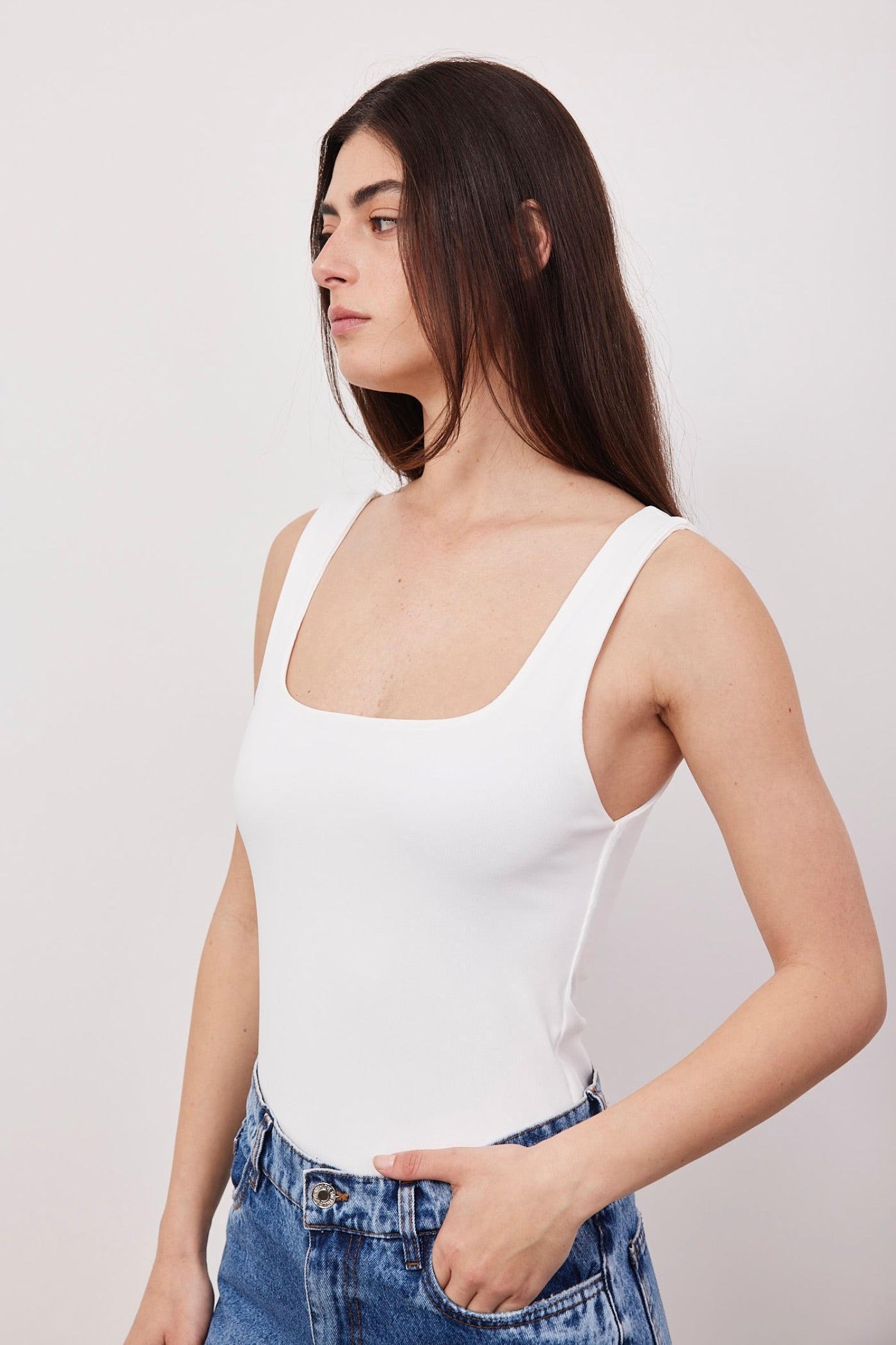 גופיה מחטבת עם מחשוף מרובע - ITAY BRANDS