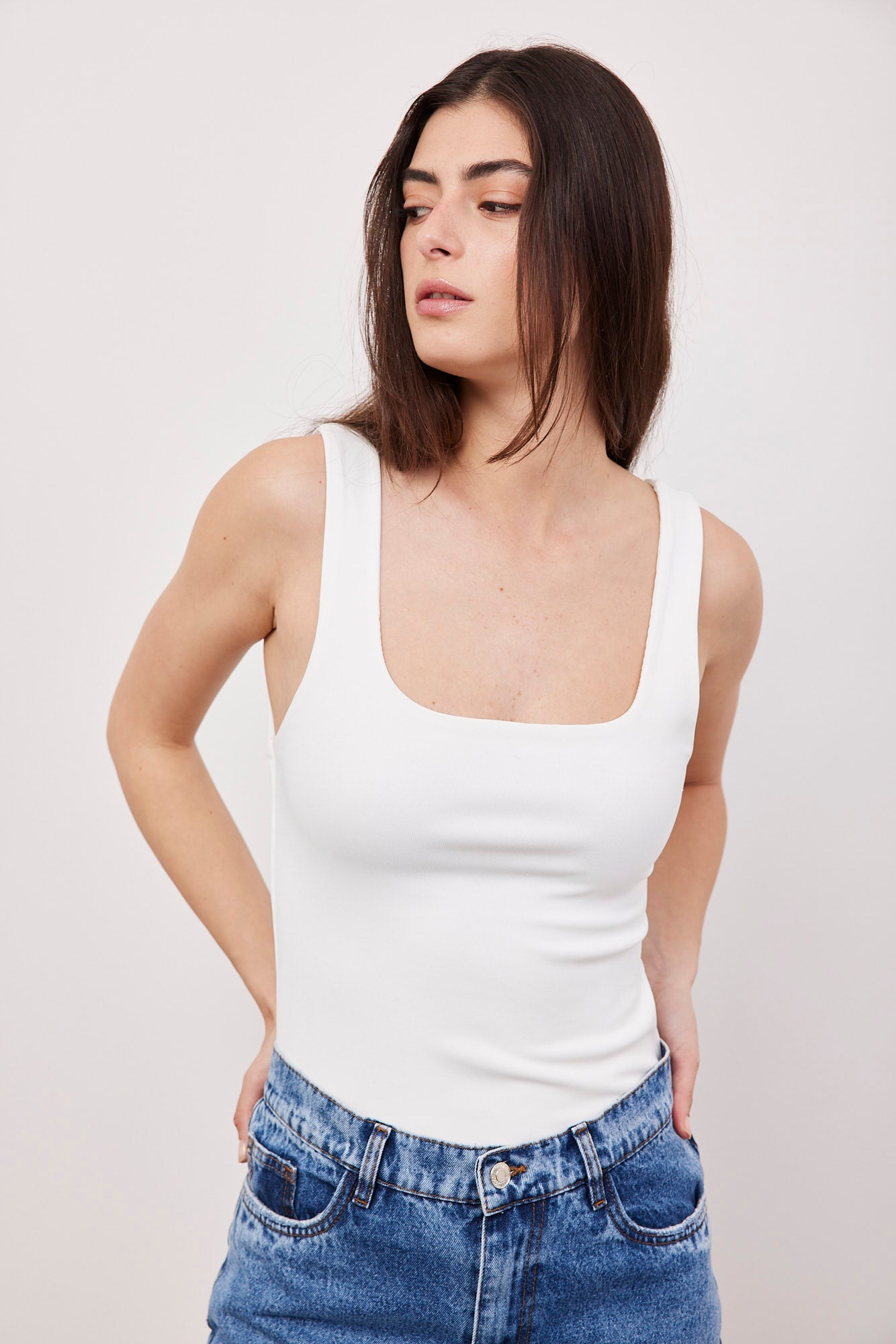 גופיה מחטבת עם מחשוף מרובע - ITAY BRANDS