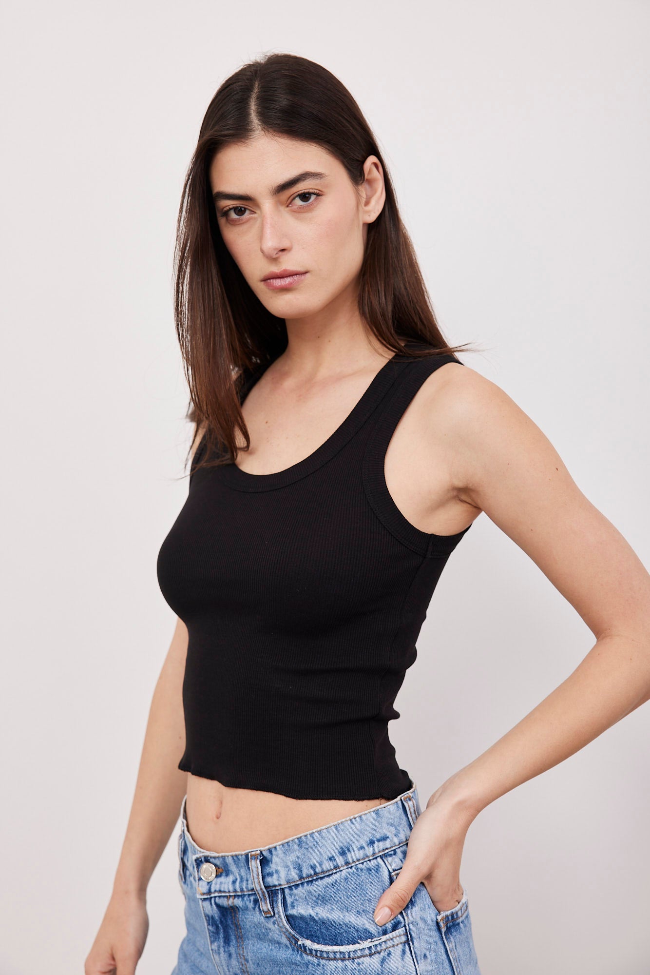 גופיית קרופ בסיומת גזורה - ITAY BRANDS