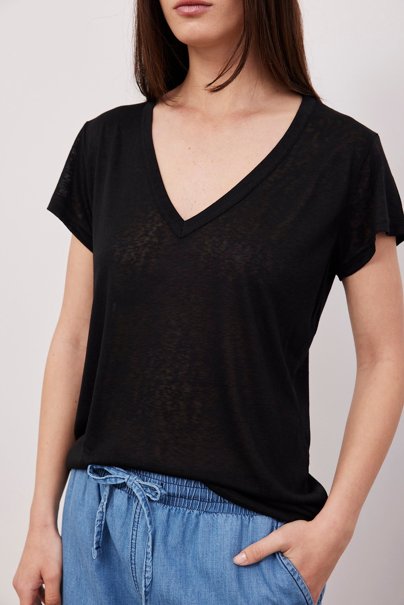 טי-שרט וי מבד שקפקף - ITAY BRANDS