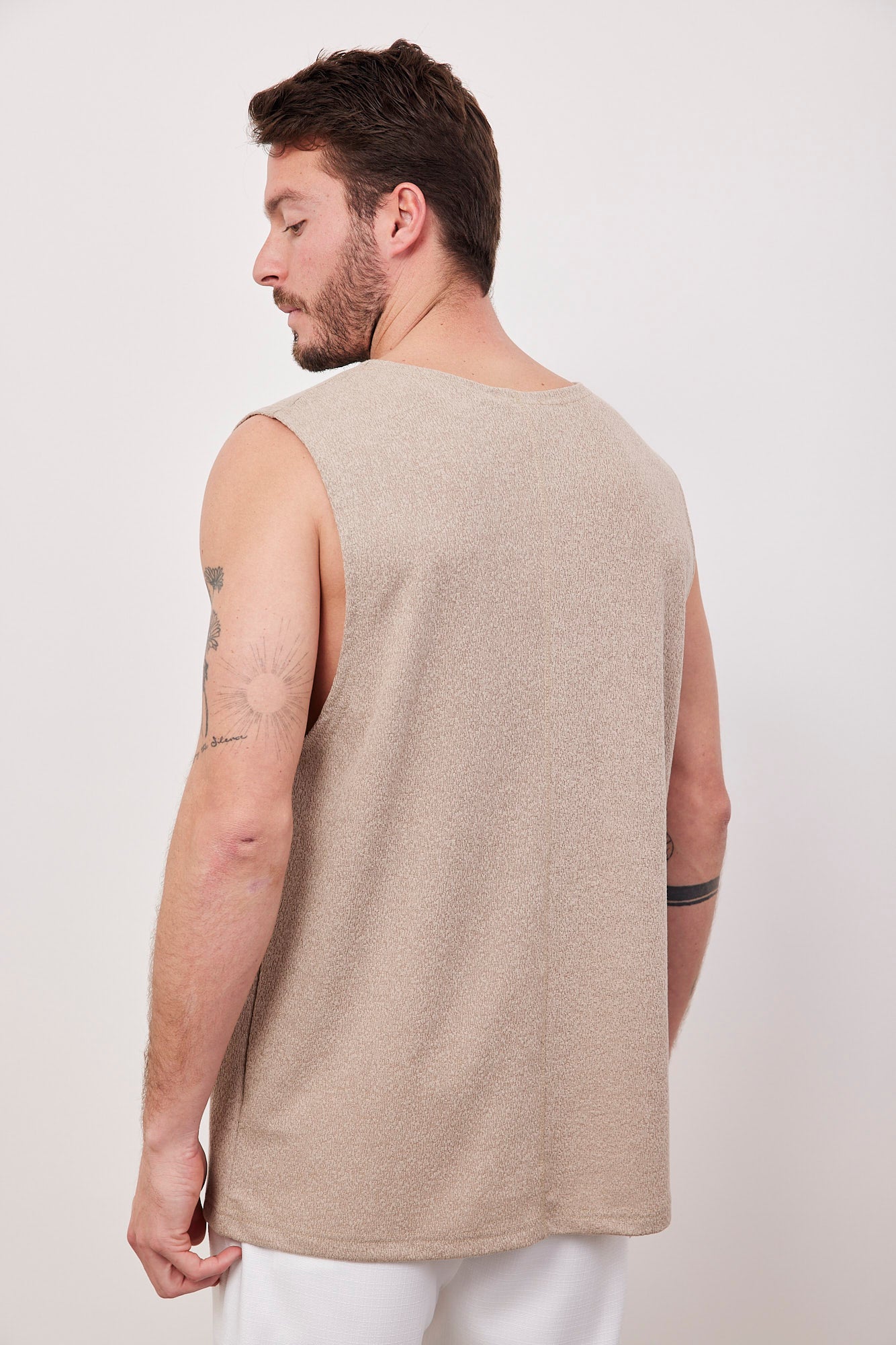 גופייה בטקסטורה עם כתפיות רחבו