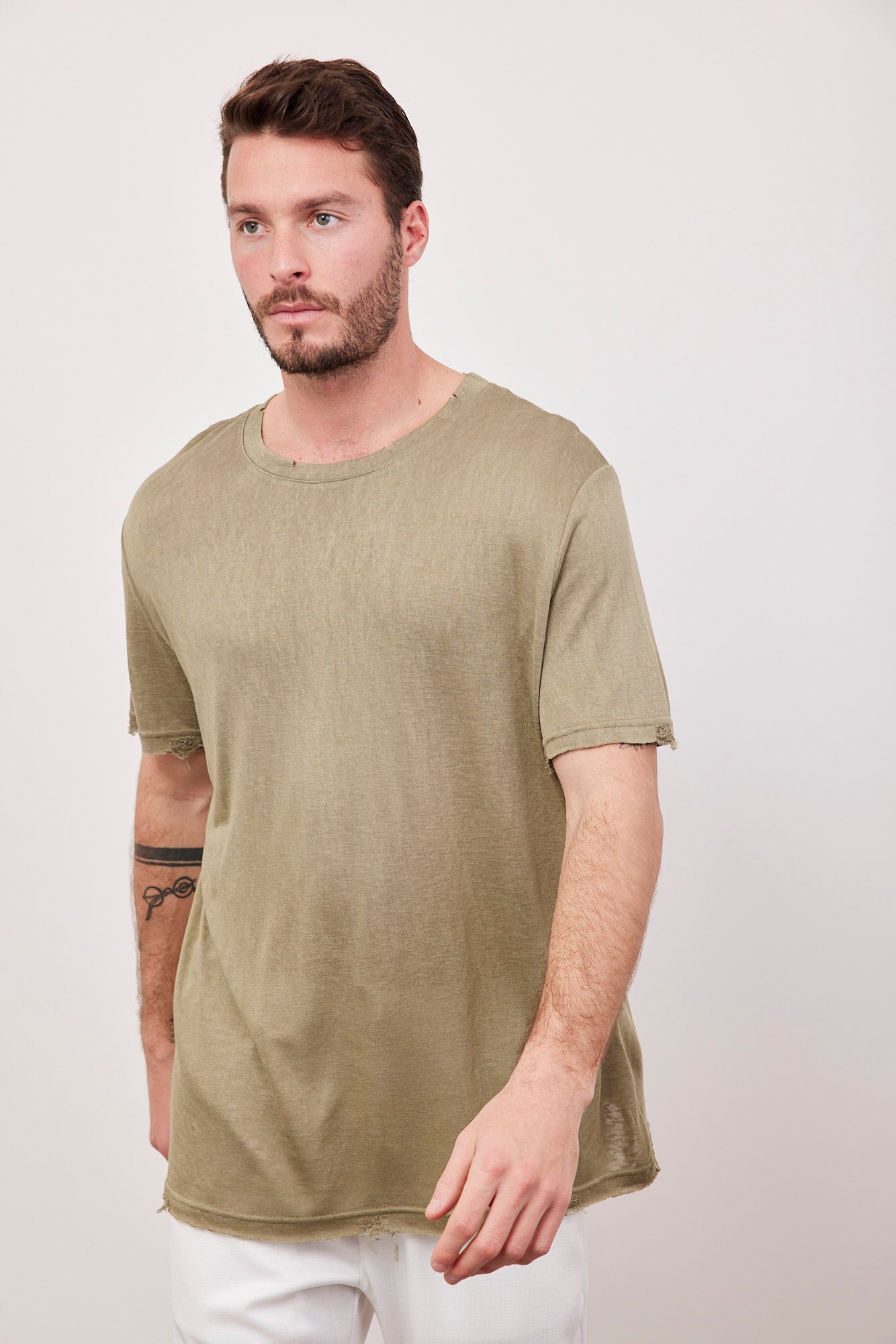 טי-שרט בשילוב קרעים