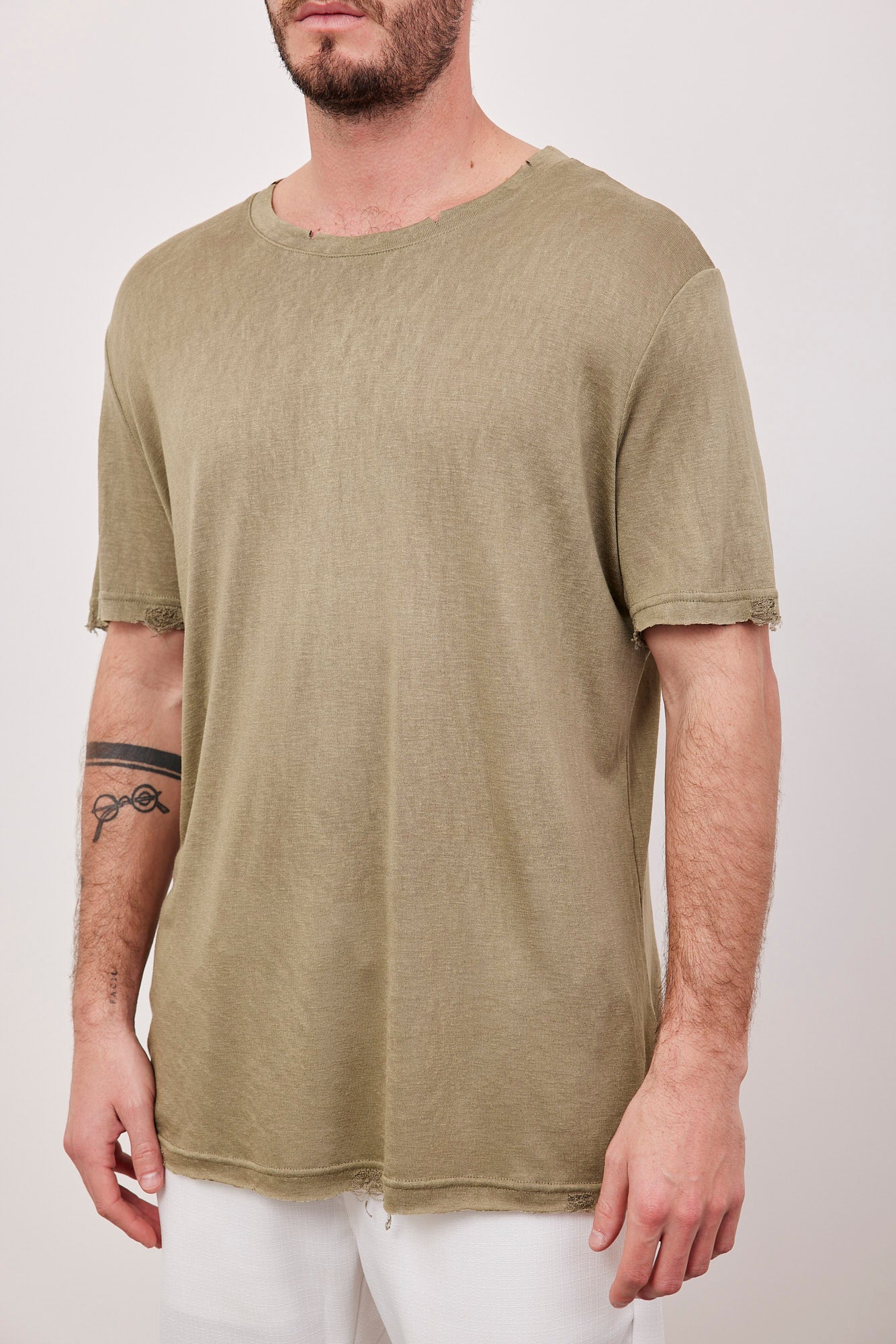 טי-שרט בשילוב קרעים