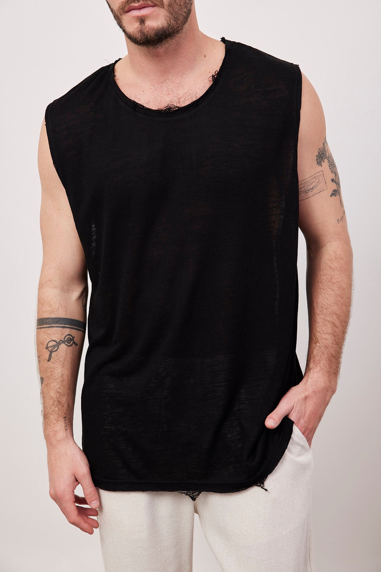 גופיית קרעים במראה פשתן