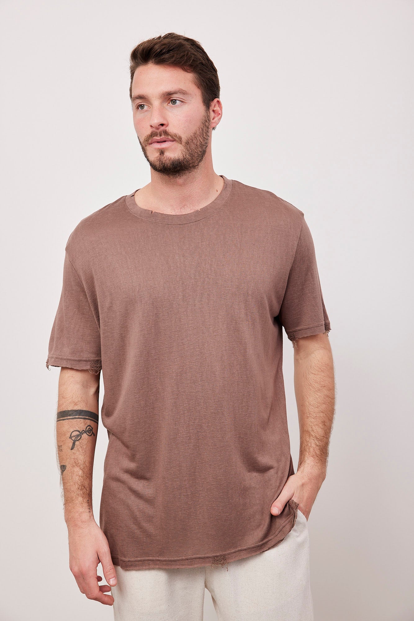 טי-שרט בשילוב קרעים