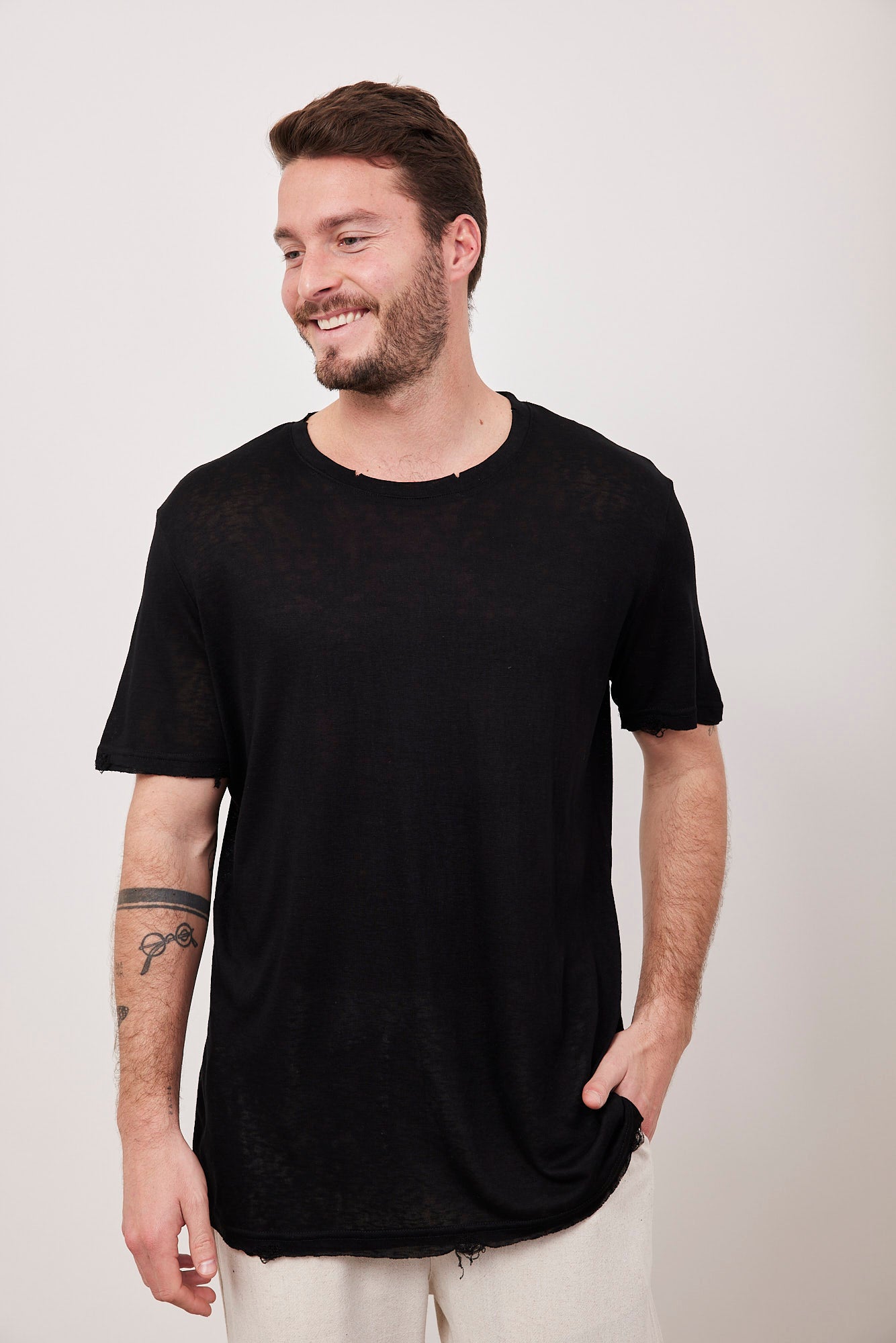 טי-שרט בשילוב קרעים