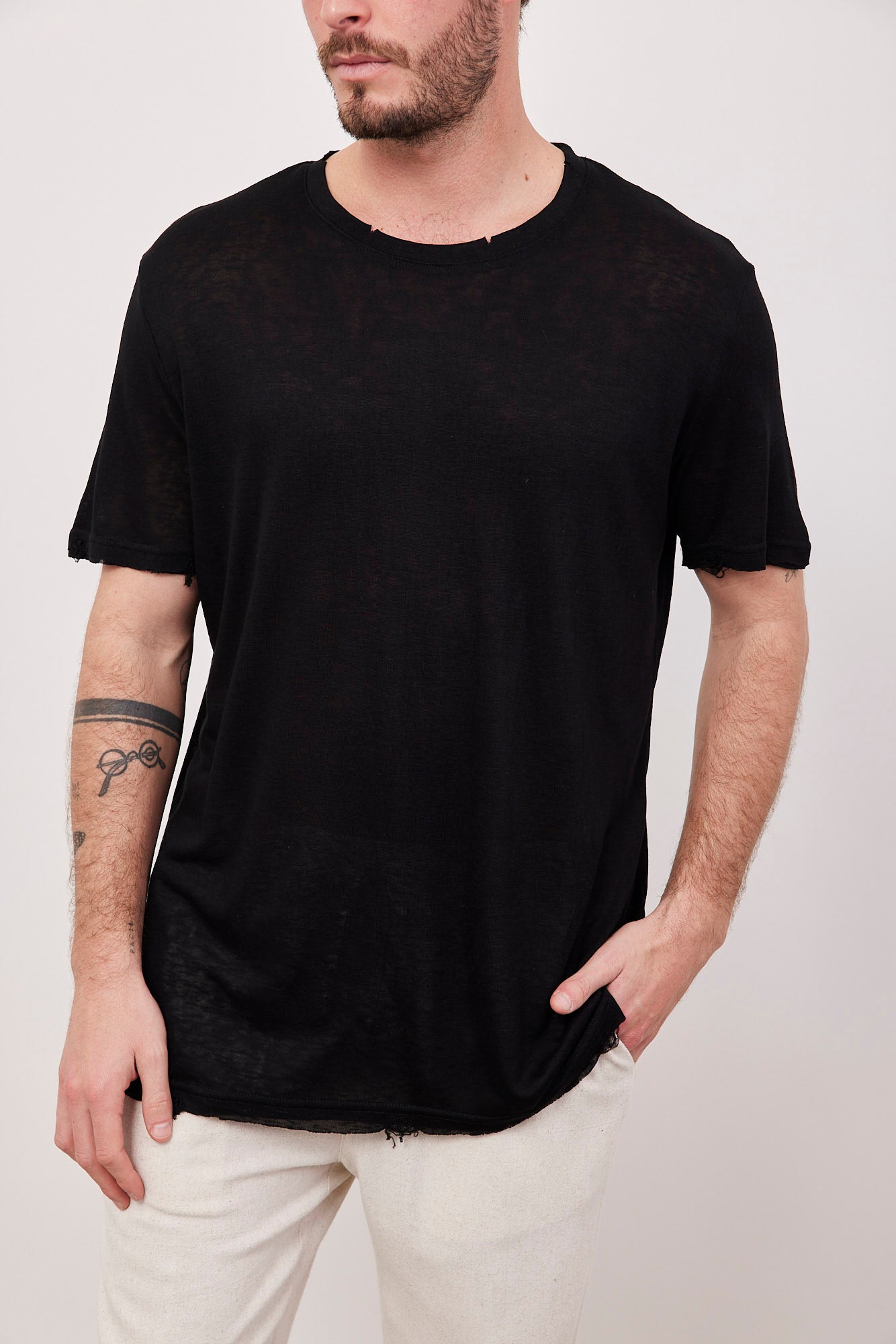 טי-שרט בשילוב קרעים