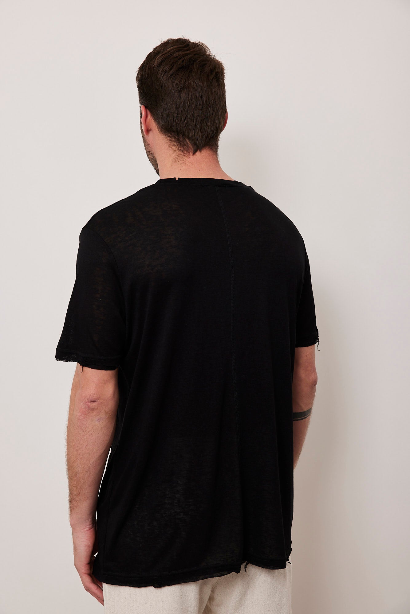 טי-שרט בשילוב קרעים