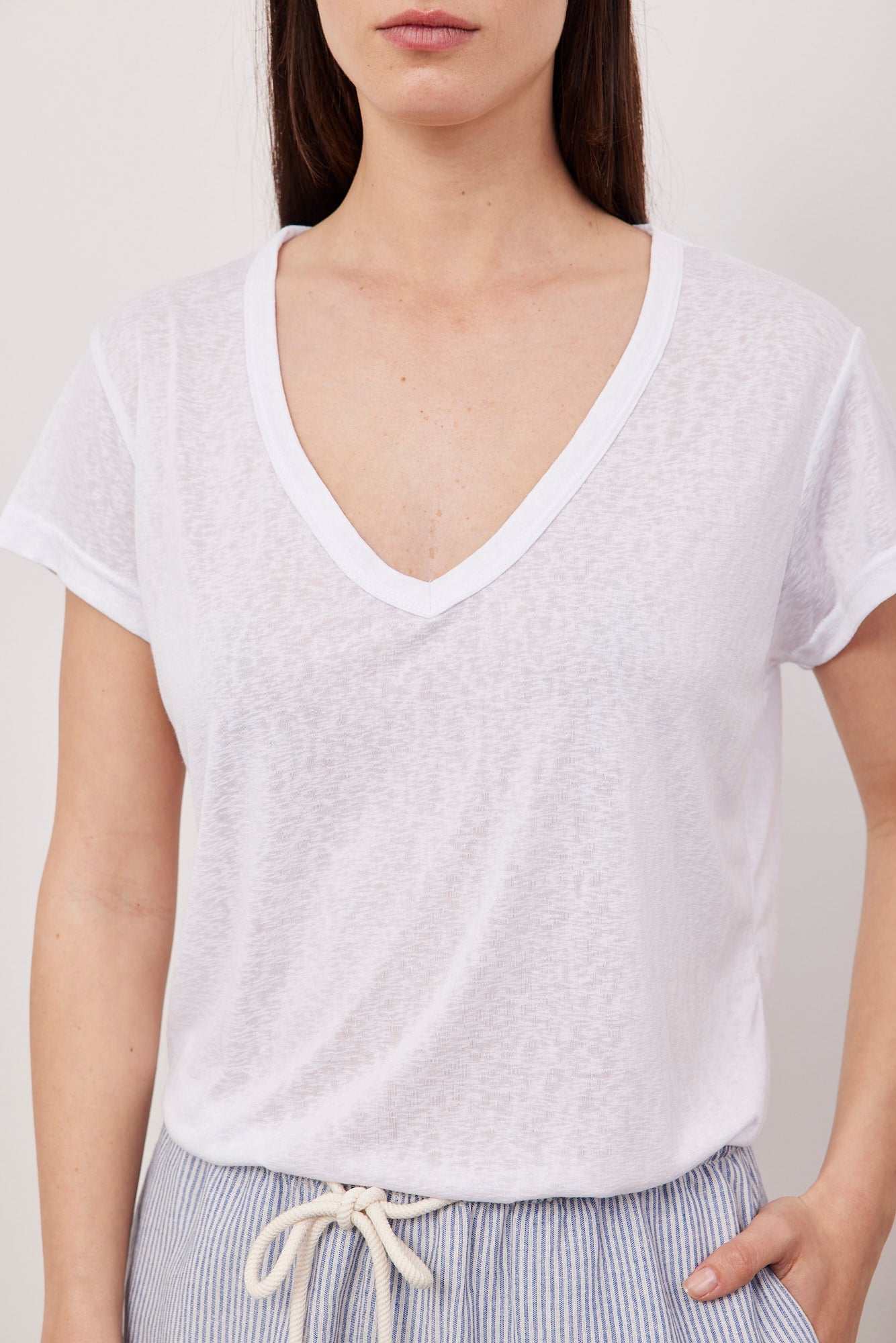 טי-שרט וי מבד שקפקף - ITAY BRANDS