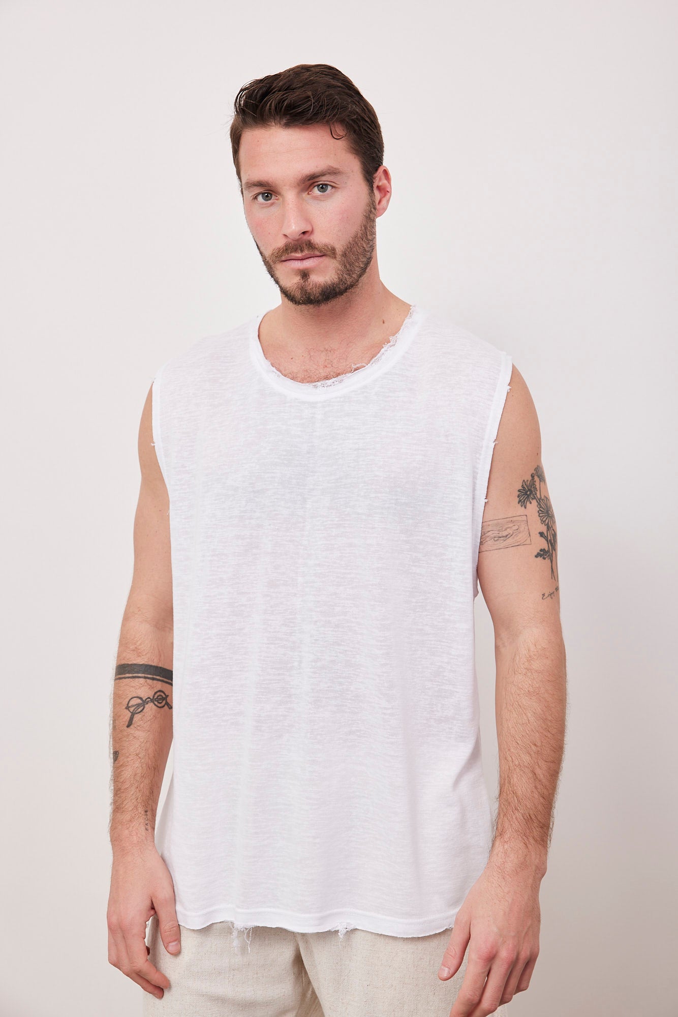 גופיית קרעים במראה פשתן