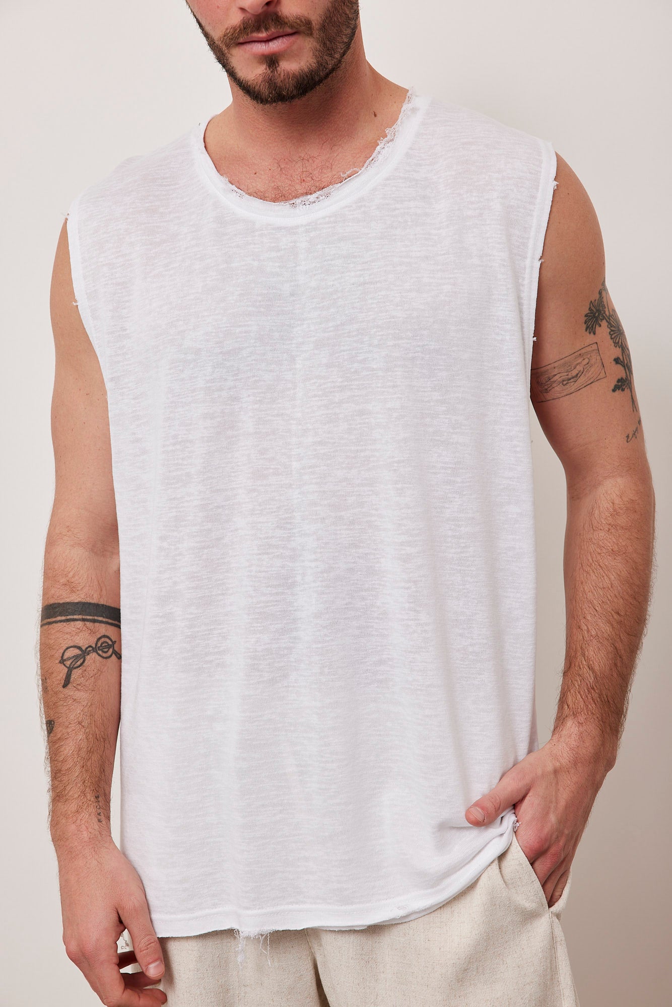 גופיית קרעים במראה פשתן