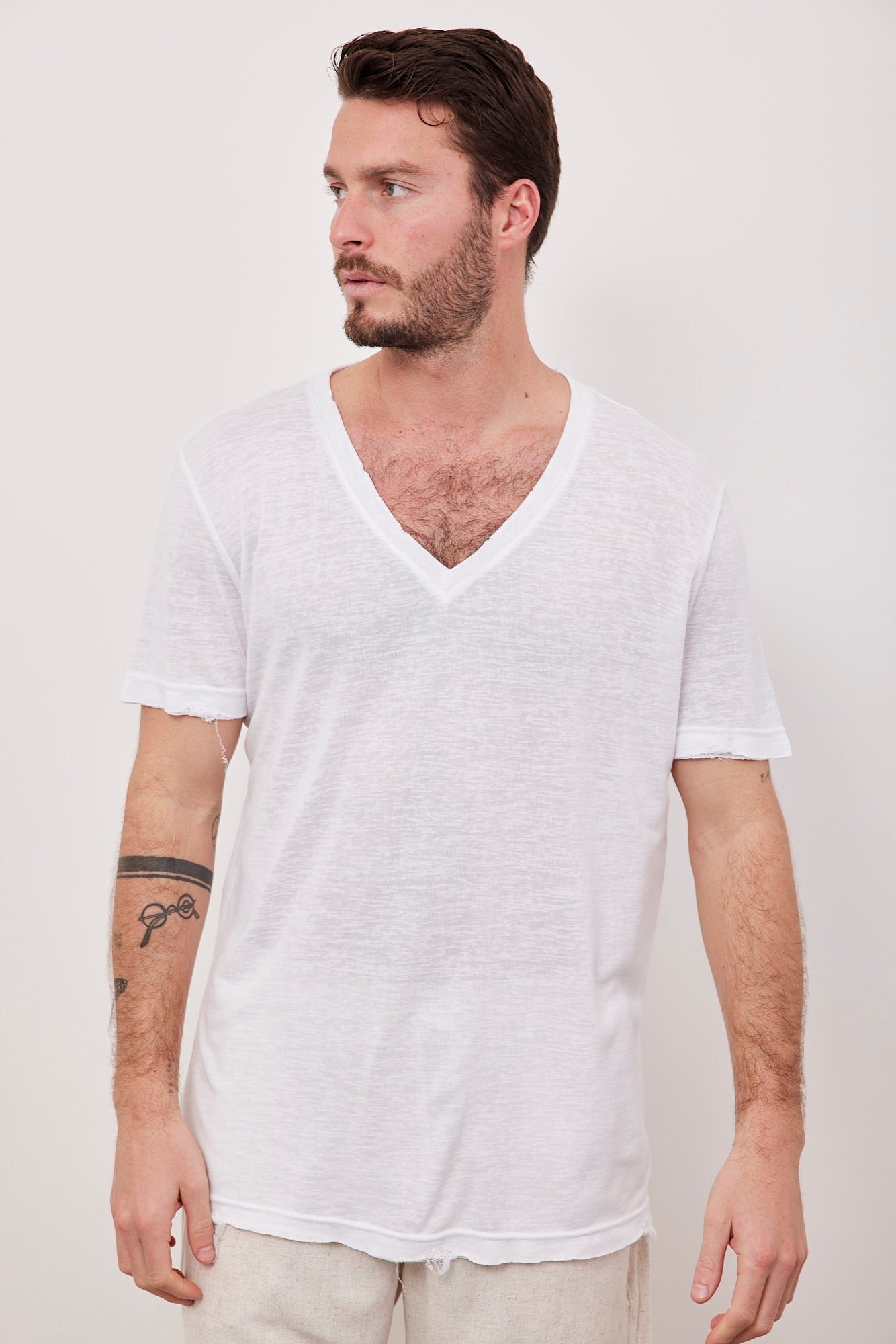 טי-שרט וי עמוק עם קרעים - ITAY BRANDS