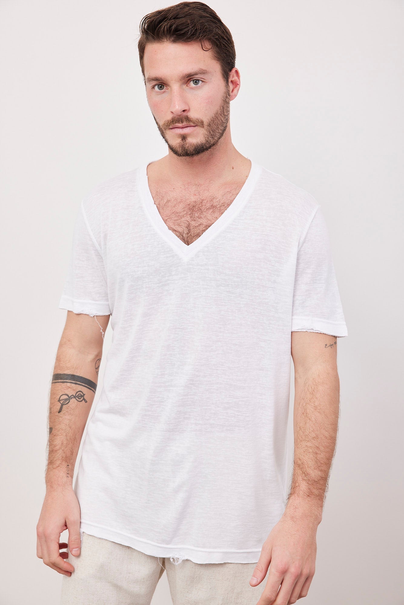 טי-שרט וי עמוק עם קרעים - ITAY BRANDS