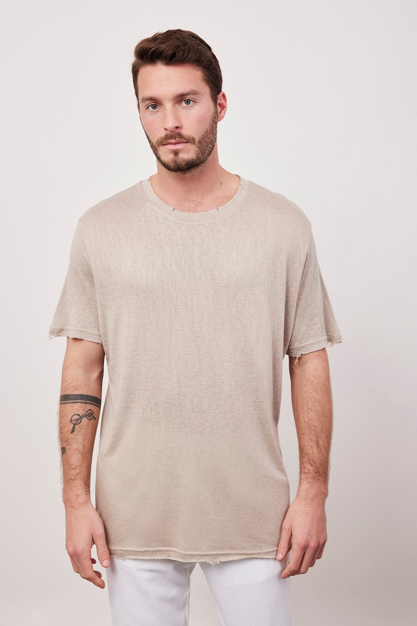 טי-שרט בשילוב קרעים