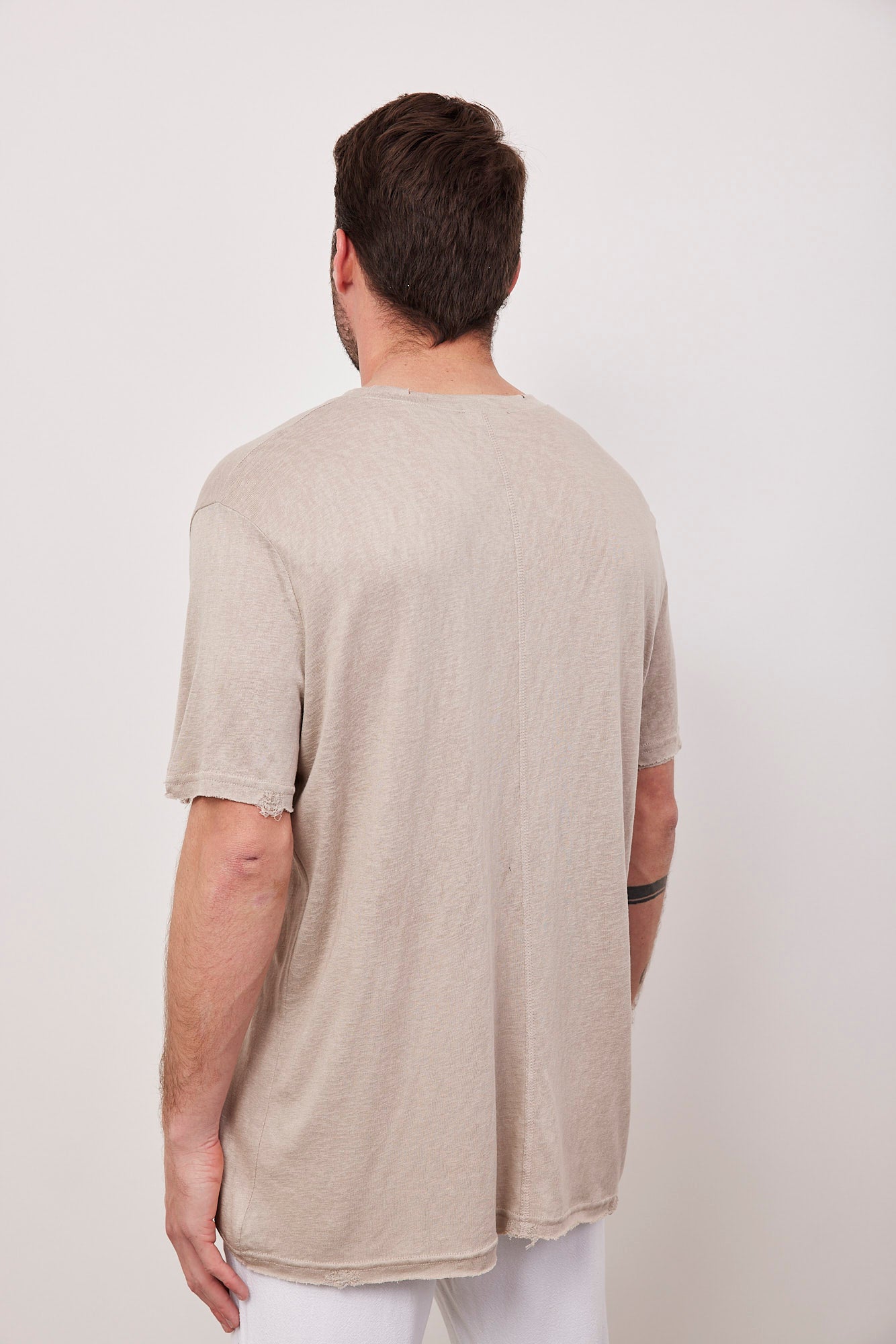 טי-שרט בשילוב קרעים