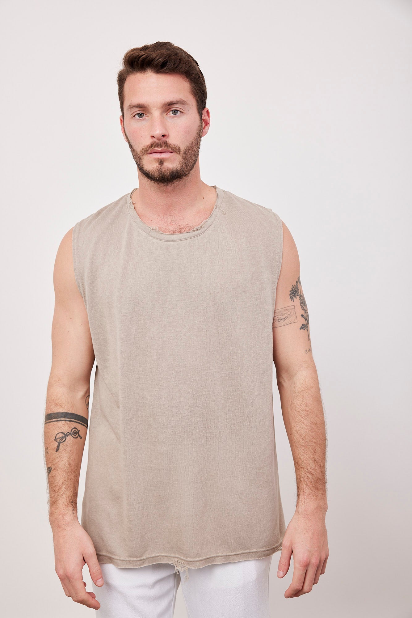 גופיית קרעים במראה פשתן