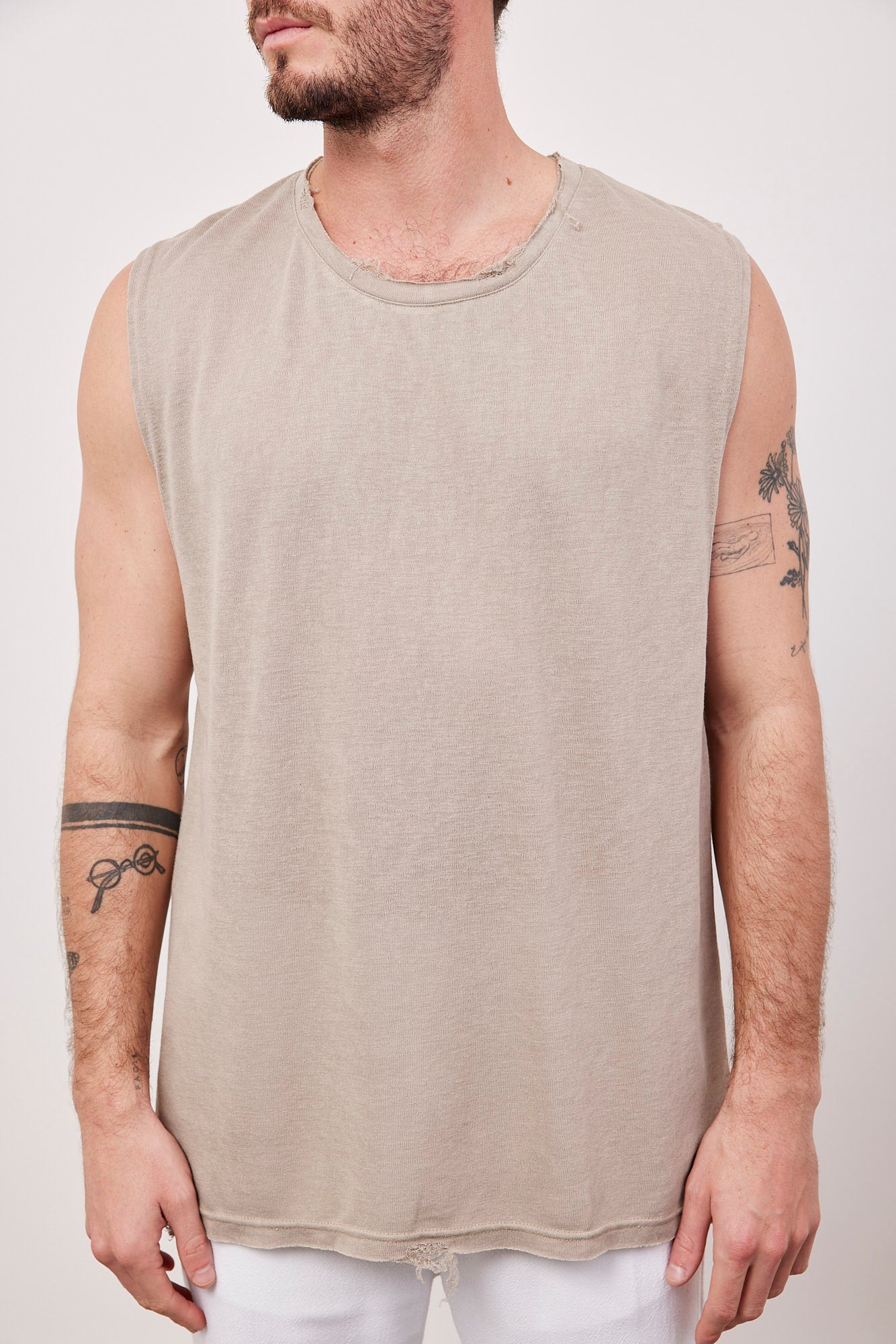 גופיית קרעים במראה פשתן