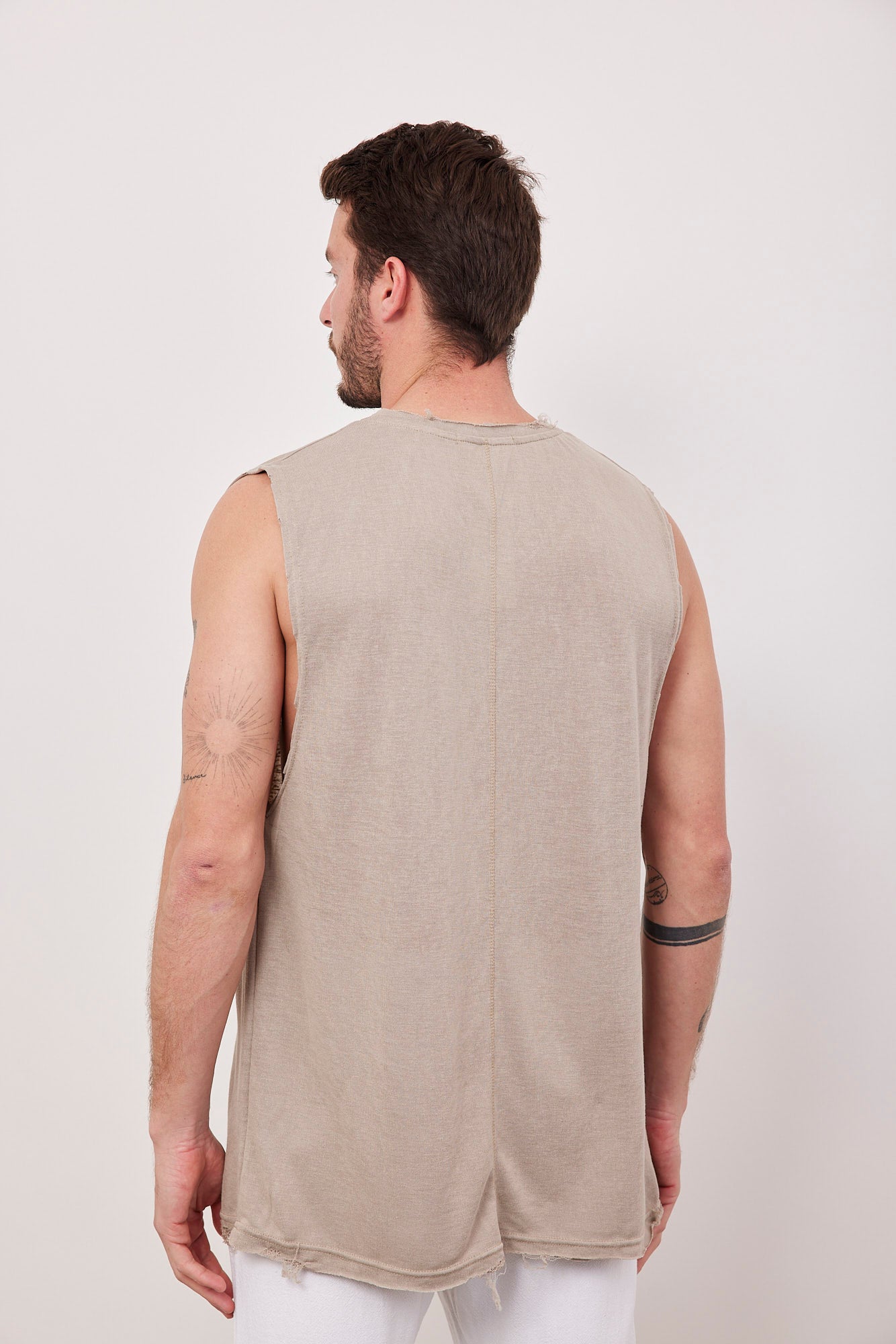 גופיית קרעים במראה פשתן