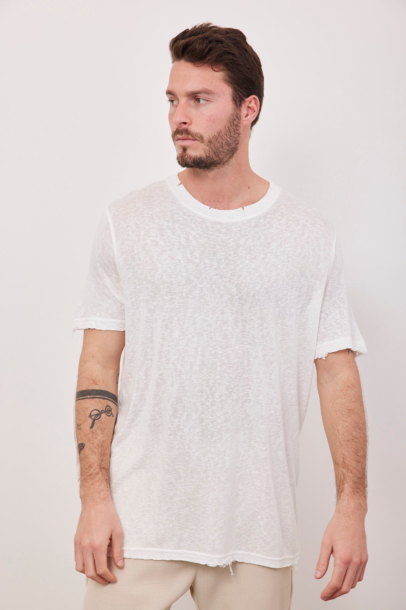 טי-שרט בשילוב קרעים