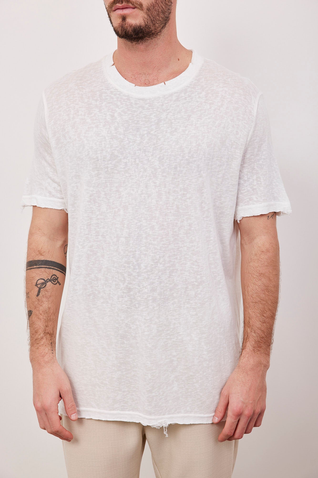 טי-שרט בשילוב קרעים