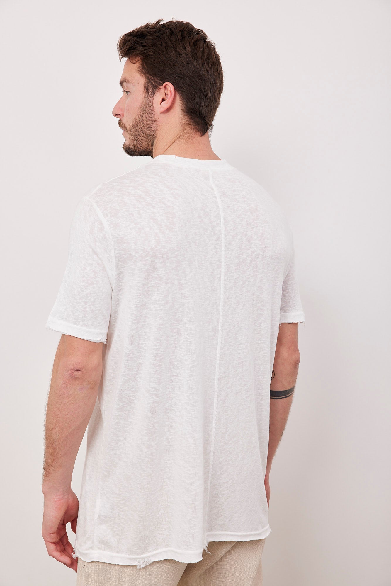 טי-שרט בשילוב קרעים