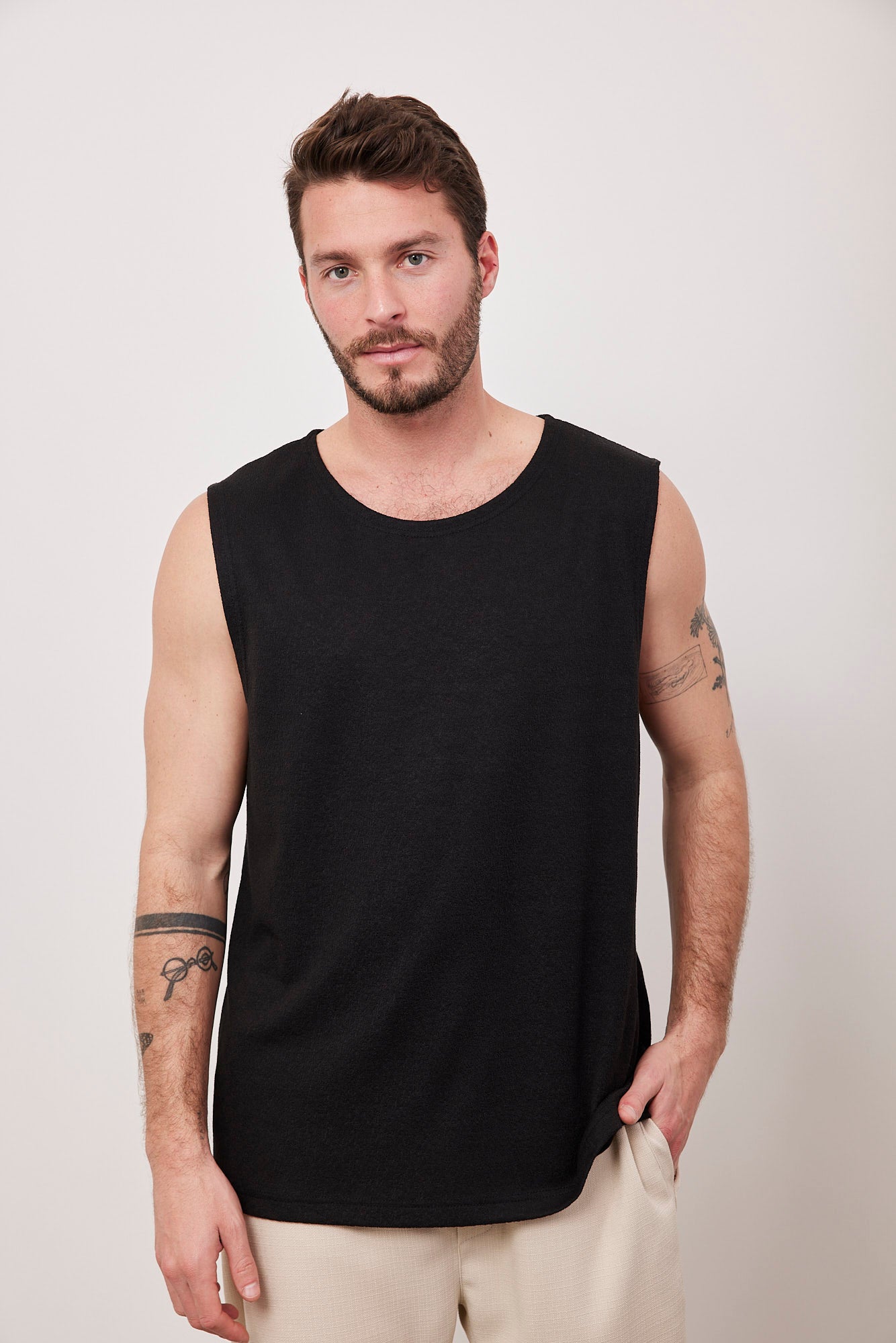 גופיה בטקסטורה עם כתפיות רחבות