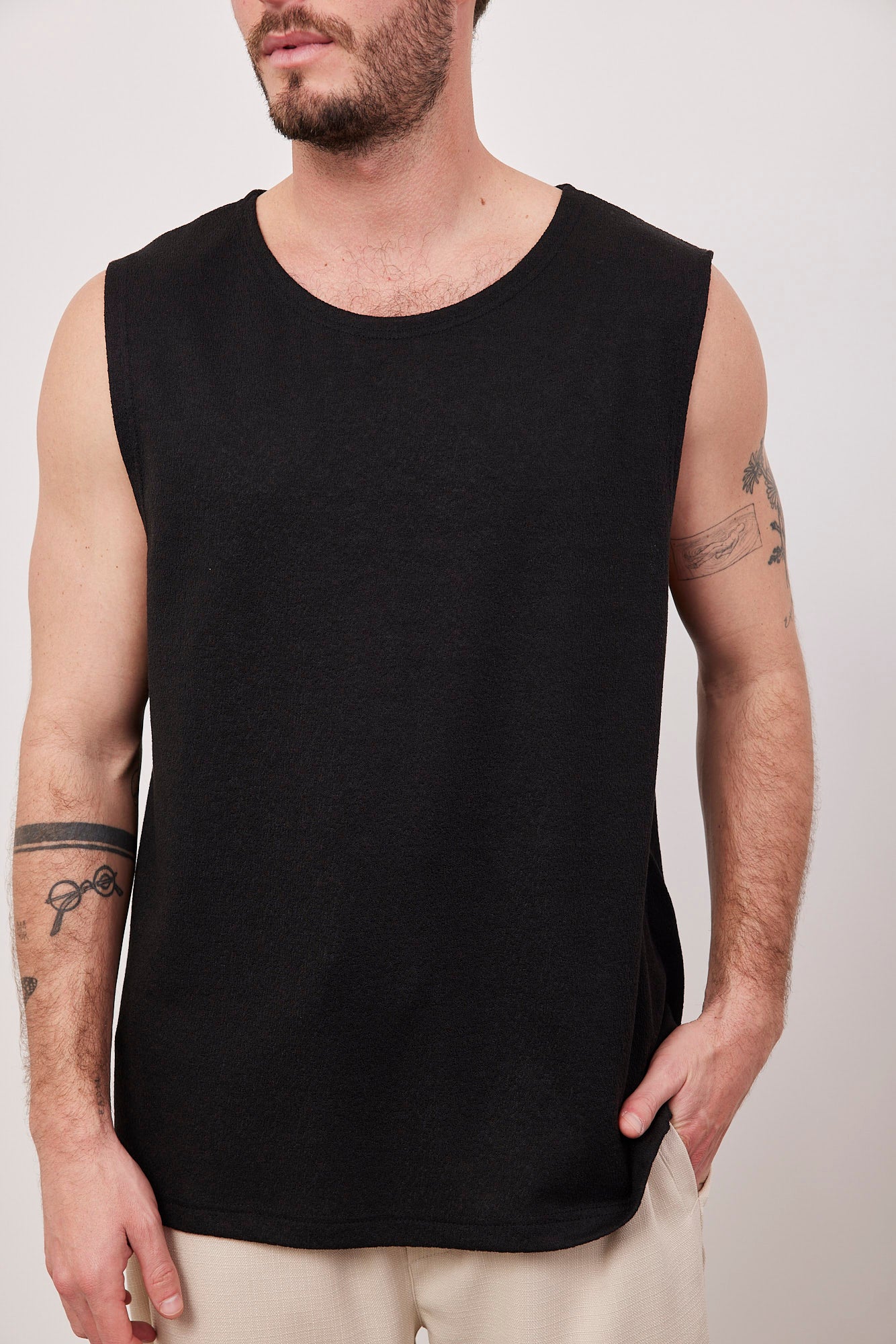 גופיה בטקסטורה עם כתפיות רחבות