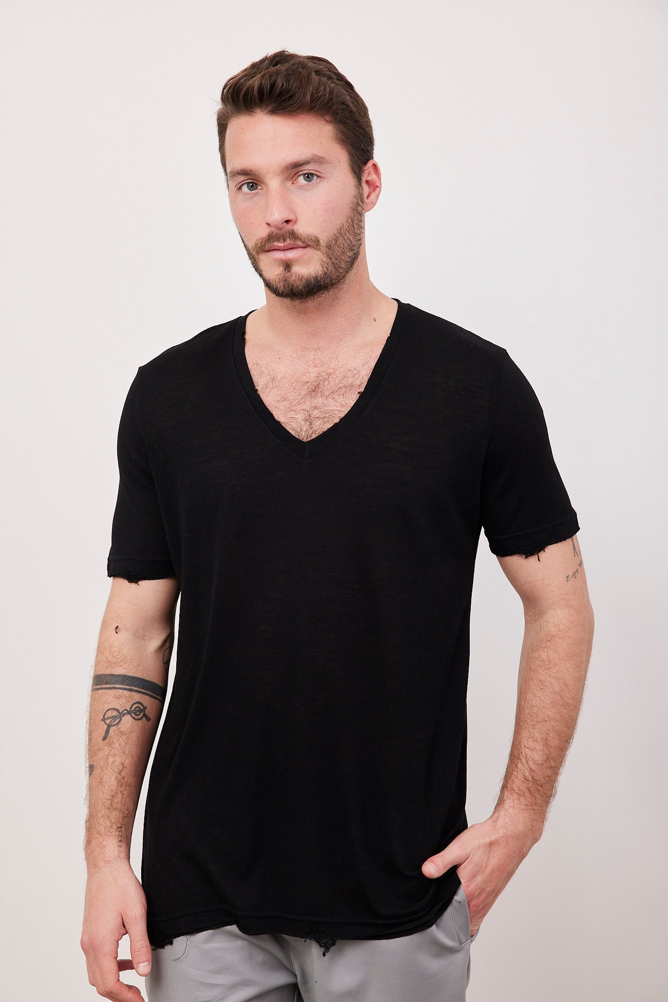 טי-שרט וי עמוק עם קרעים - ITAY BRANDS