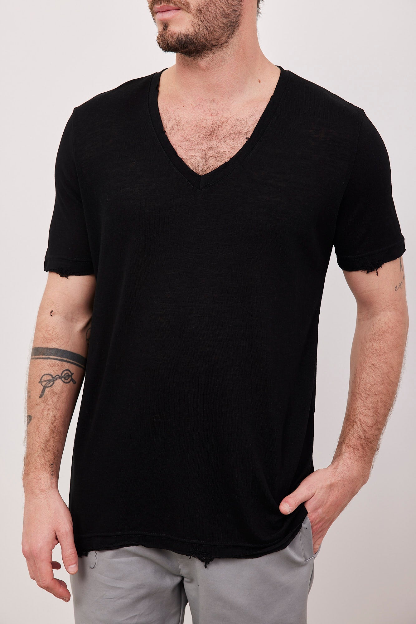 טי-שרט וי עמוק עם קרעים - ITAY BRANDS