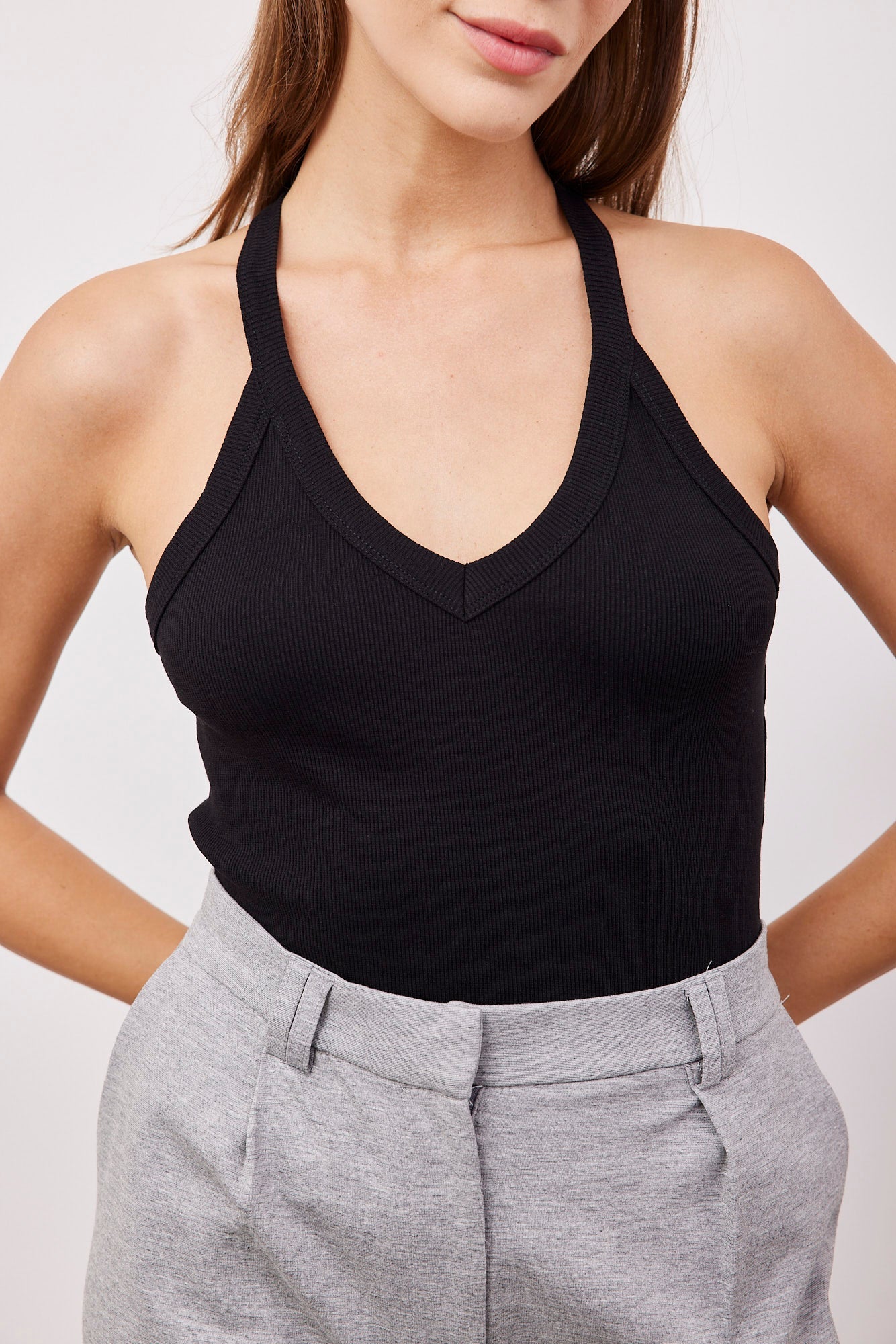 גופייה במפתח וי מעוגל - ITAY BRANDS