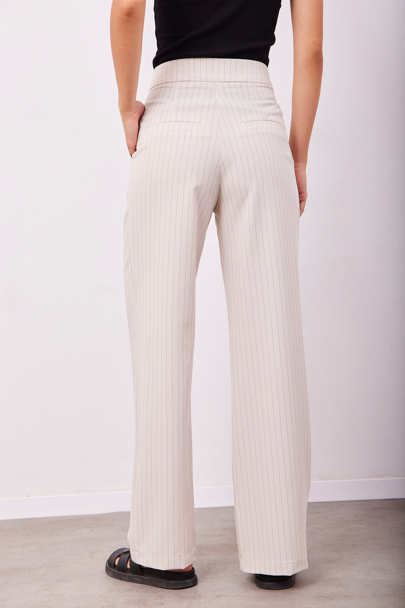 מכנסיים מחויטים בהדפס פסים - ITAY BRANDS