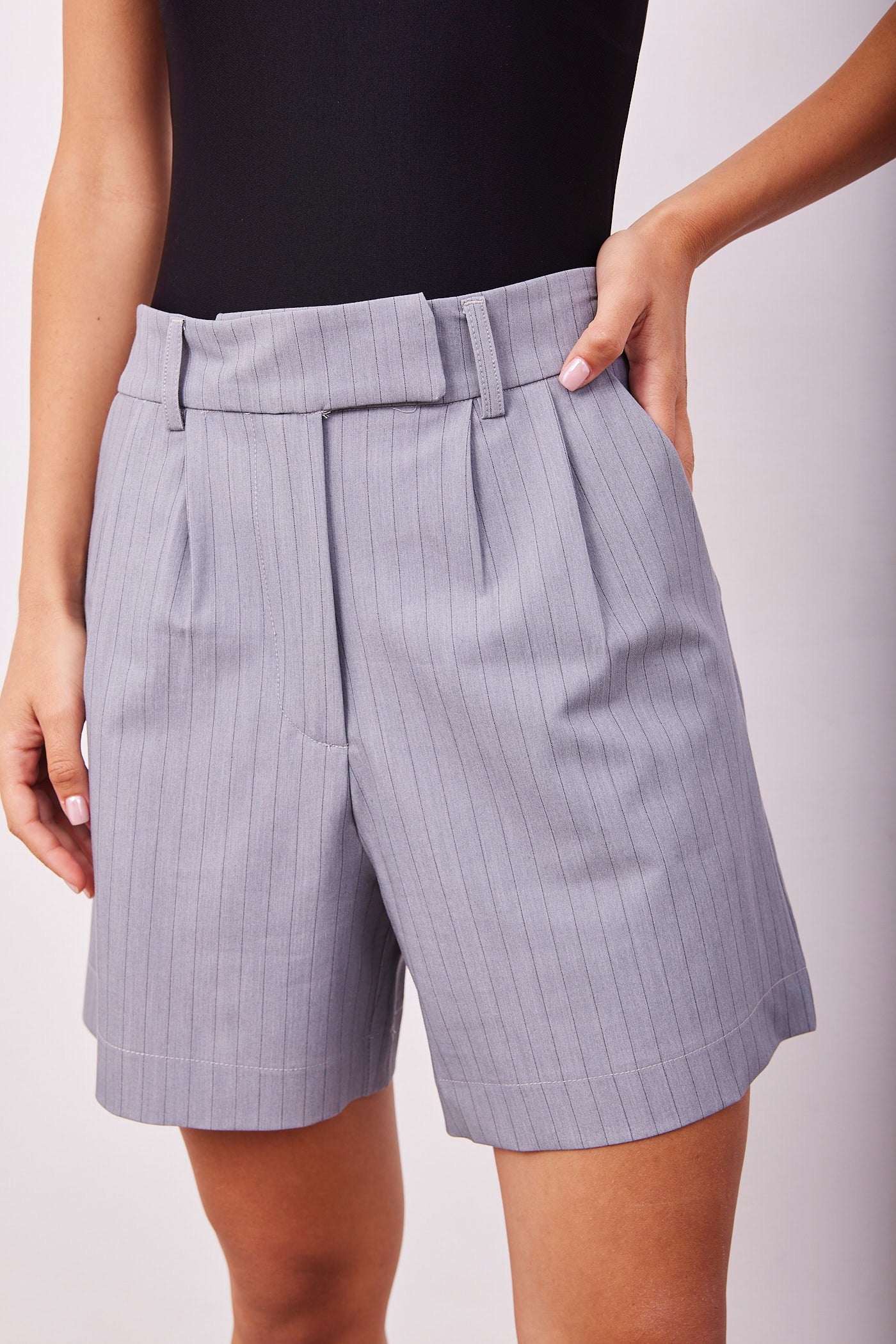 מכנסיים קצרים מחוייטים בהדפס פסים - ITAY BRANDS