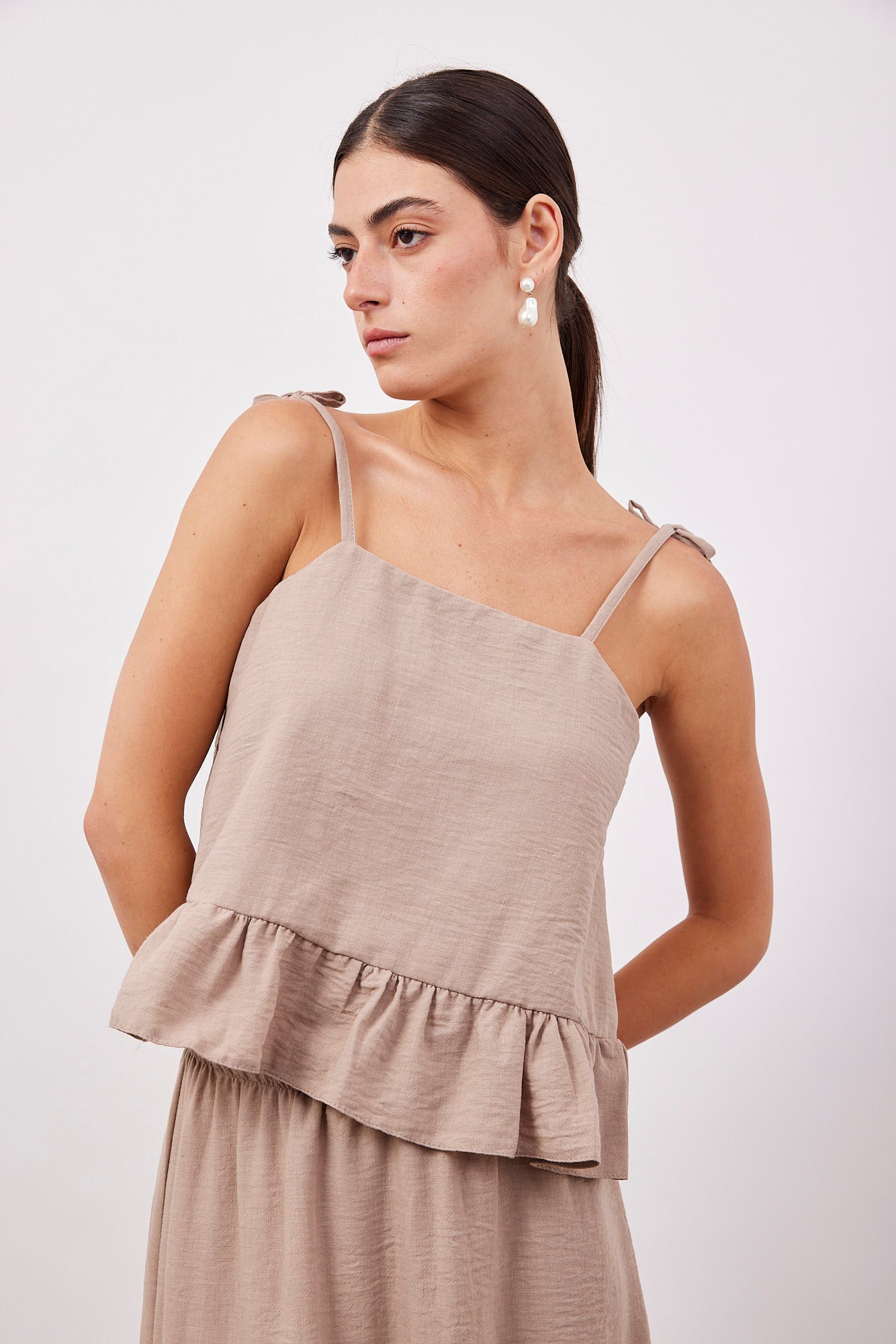 גופייה במראה פשתן עם כתפיות נקשרות - ITAY BRANDS