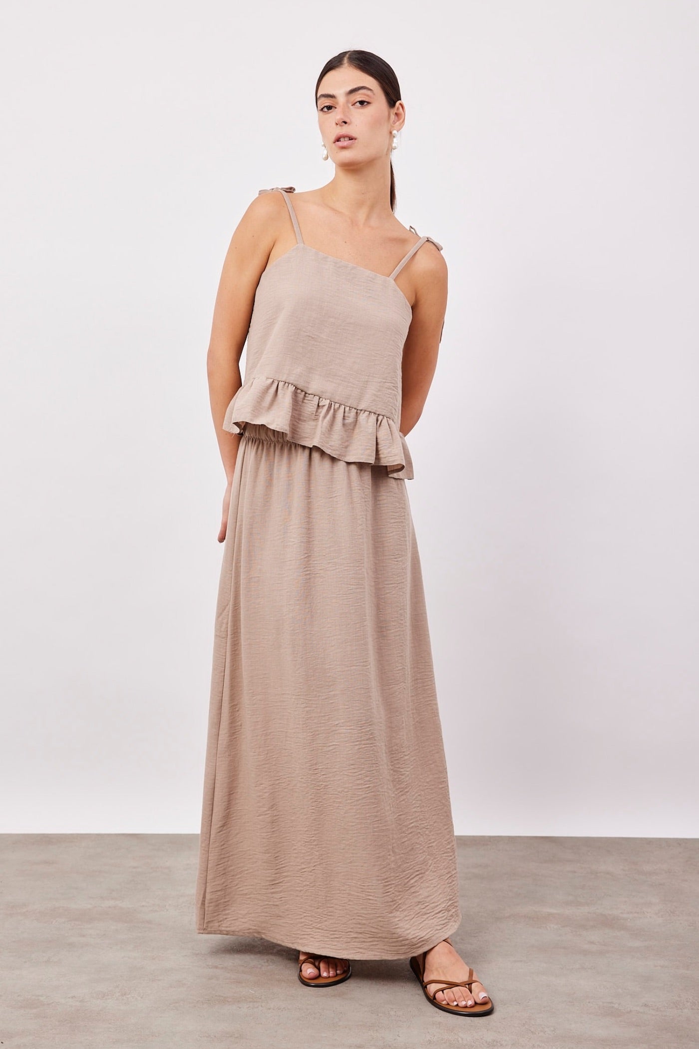 גופייה במראה פשתן עם כתפיות נקשרות - ITAY BRANDS