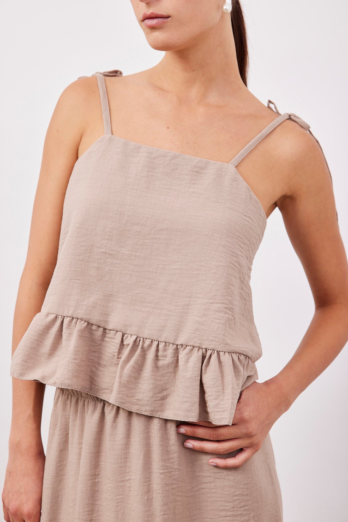 גופייה במראה פשתן עם כתפיות נקשרות - ITAY BRANDS